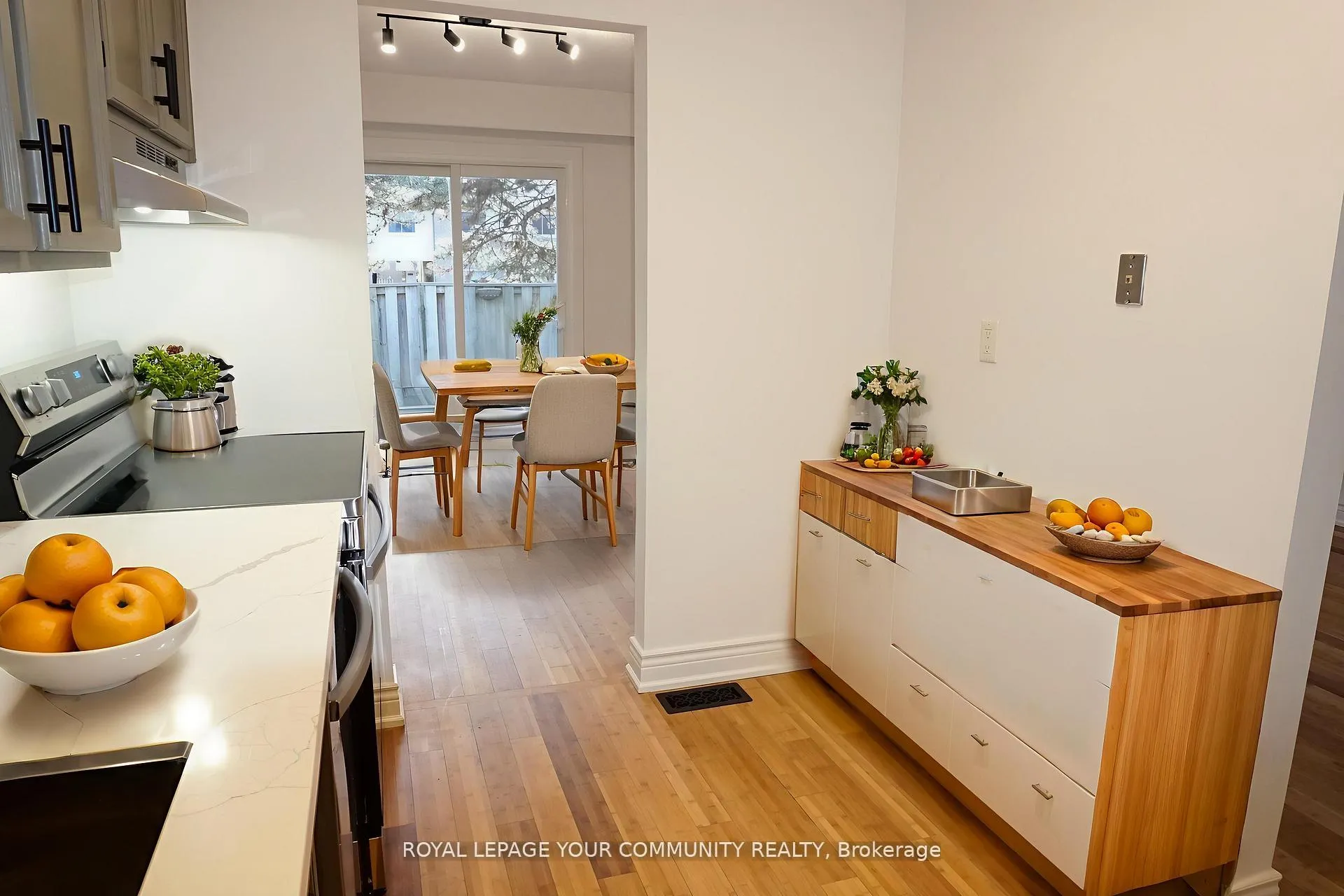 Photo 6 of 39 Knightsbridge Way, Markham, Markham Village — HOMEH