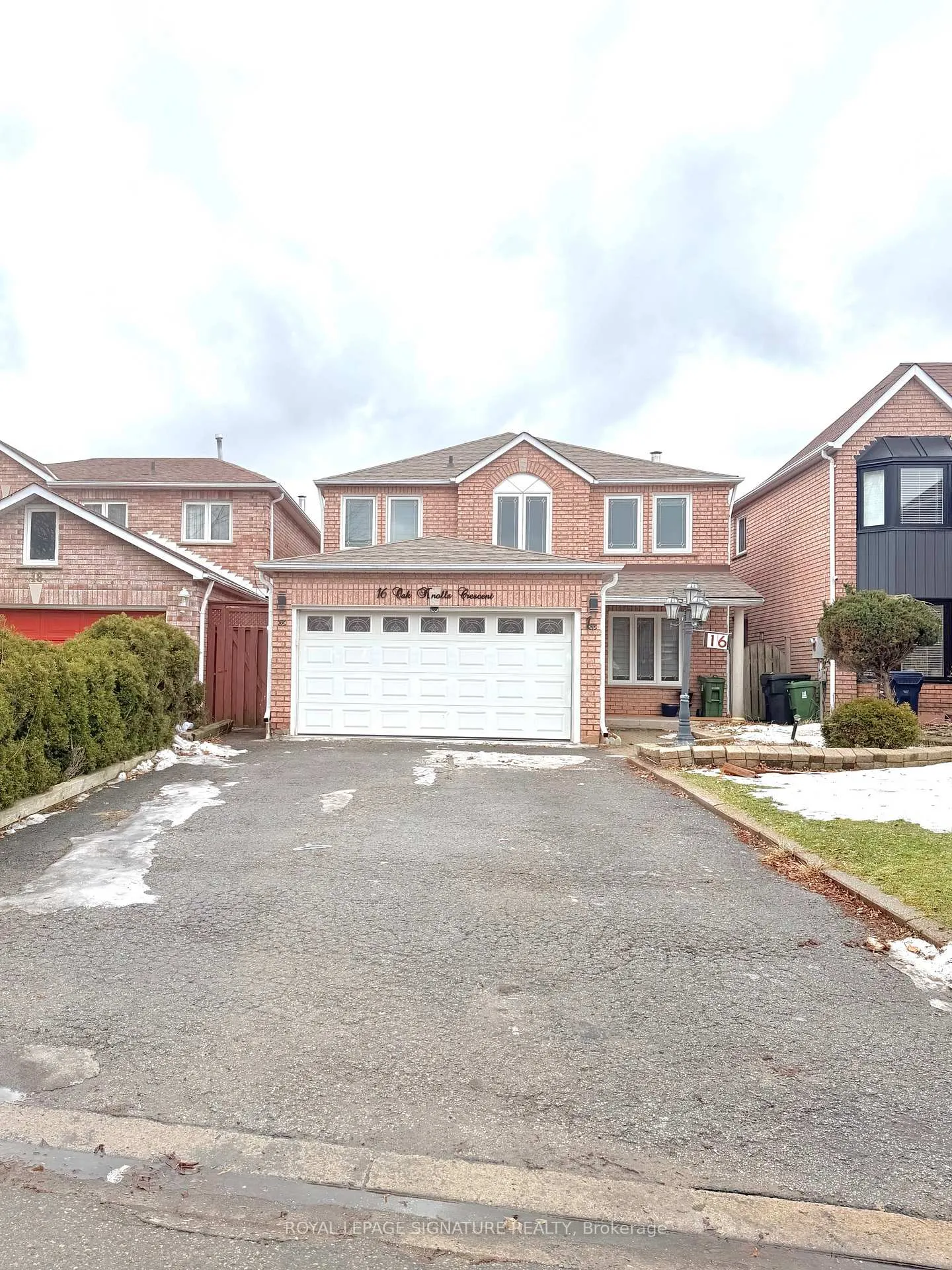 Front of Unit Bsmt, 16 Oak Knoll Crescent