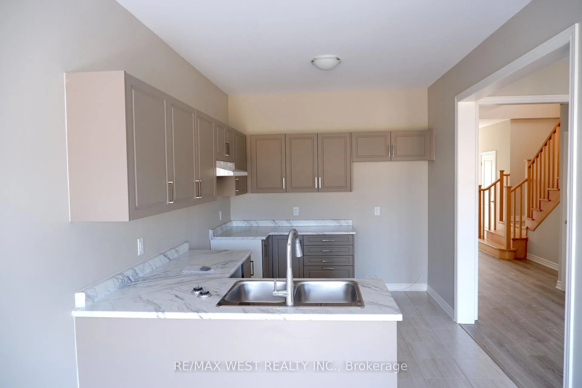Photo 3 of 248 Springfield Crescent E, Clearview, Stayner — HOMEH