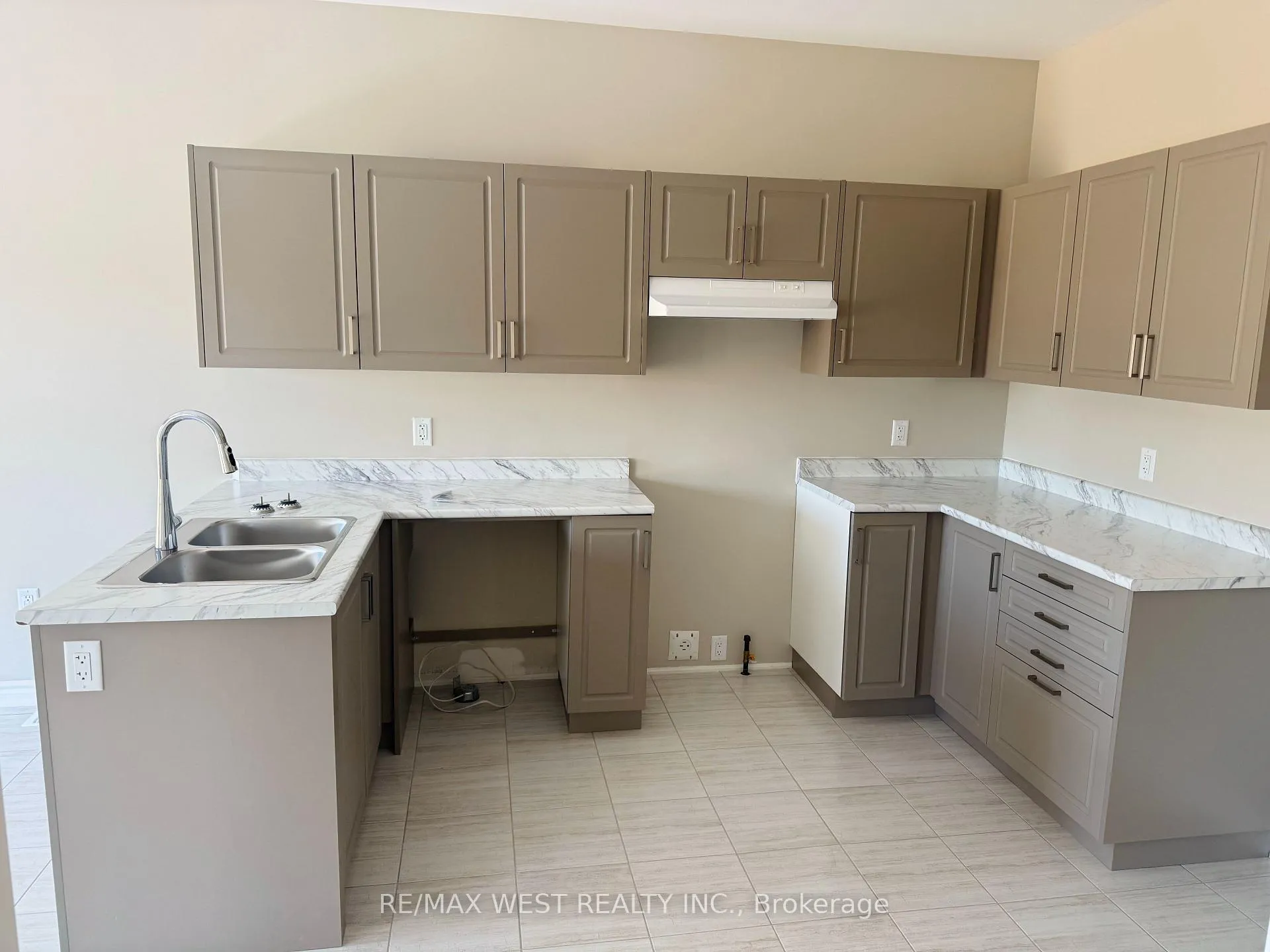 Photo 5 of 248 Springfield Crescent E, Clearview, Stayner — HOMEH