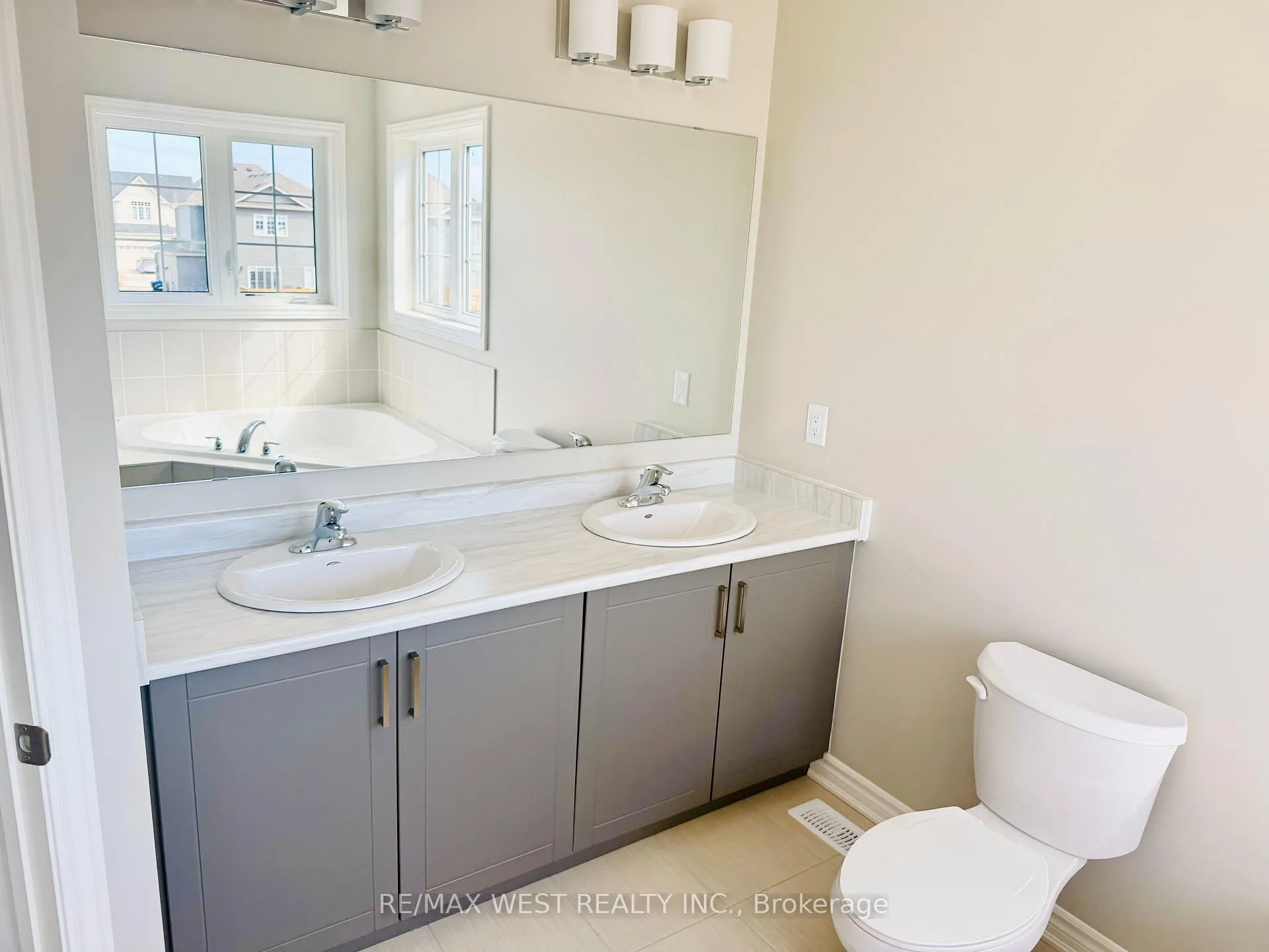 Photo 15 of 248 Springfield Crescent E, Clearview, Stayner — HOMEH