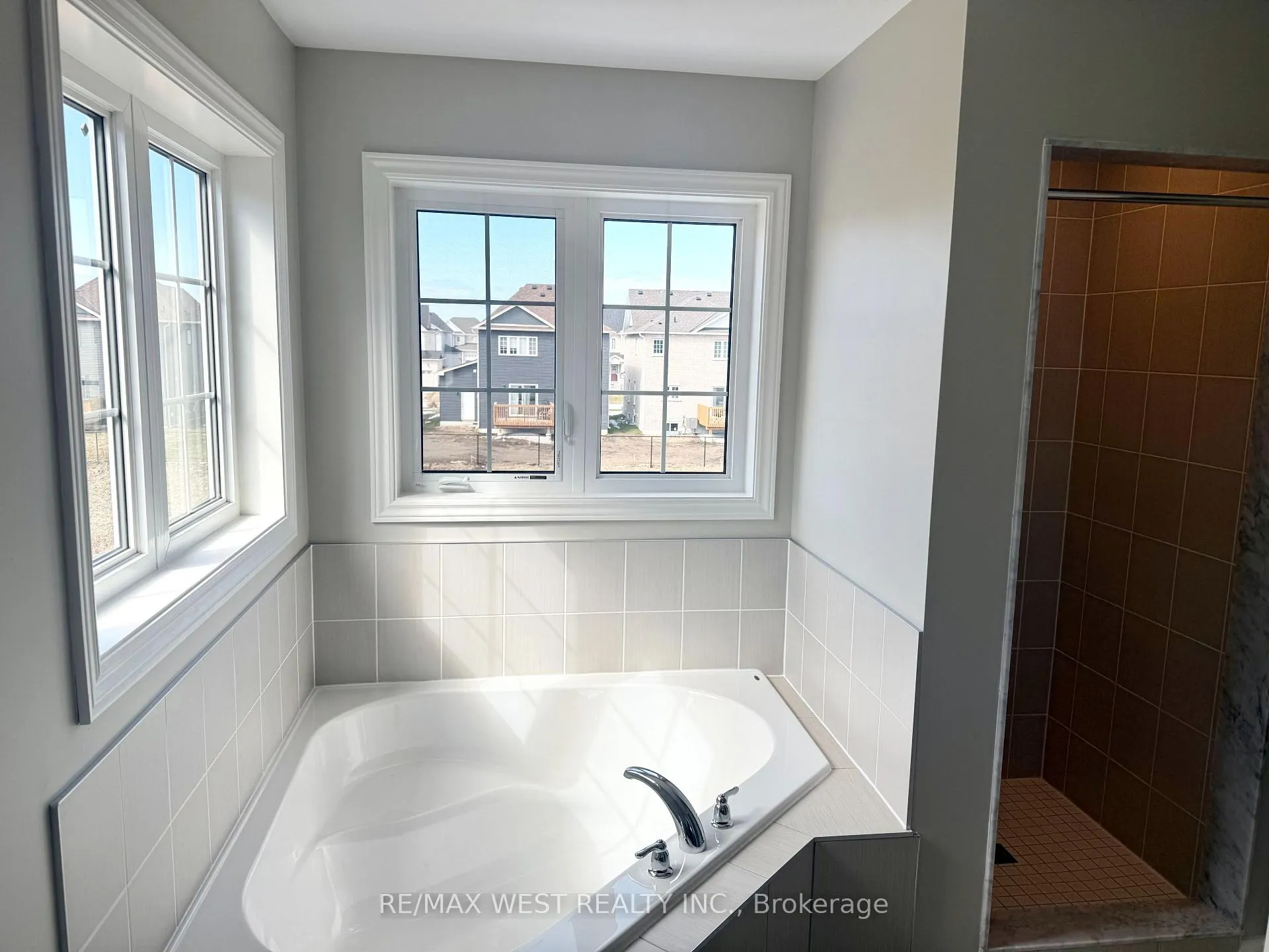 Photo 16 of 248 Springfield Crescent E, Clearview, Stayner — HOMEH