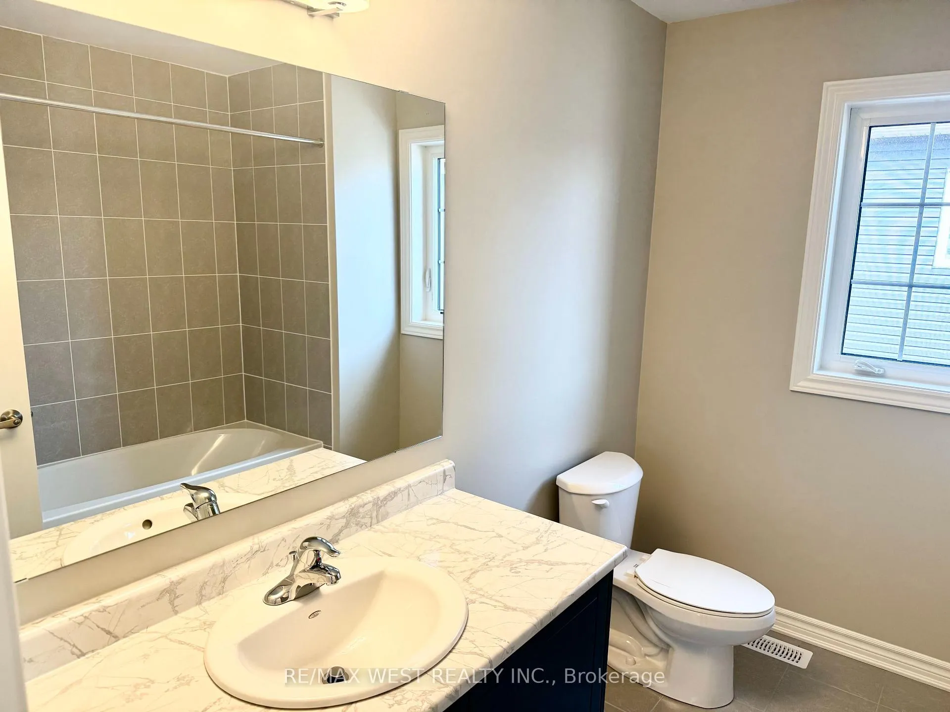 Photo 17 of 248 Springfield Crescent E, Clearview, Stayner — HOMEH
