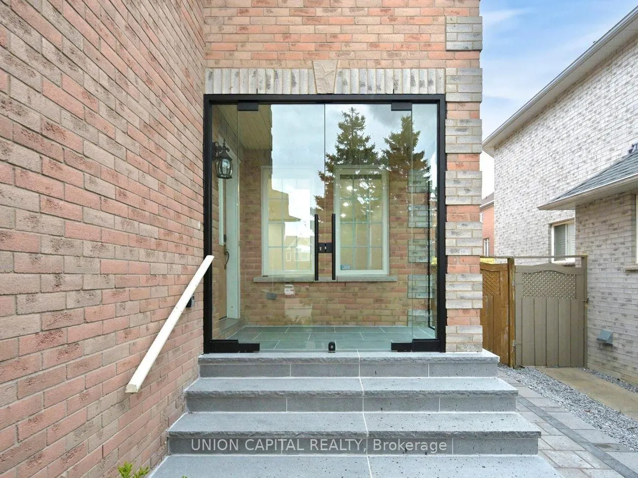 Photo 3 of 143 Halterwood Circle, Markham, Markville — HOMEH