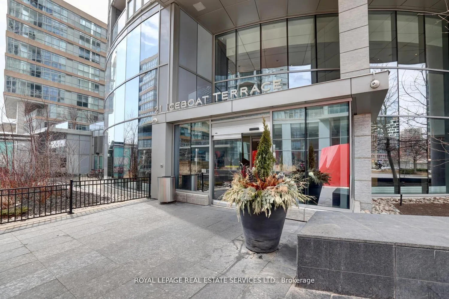 Photo 2 of Unit 3902, 21 Iceboat Terrace, Toronto, Waterfront Communities — HOMEH