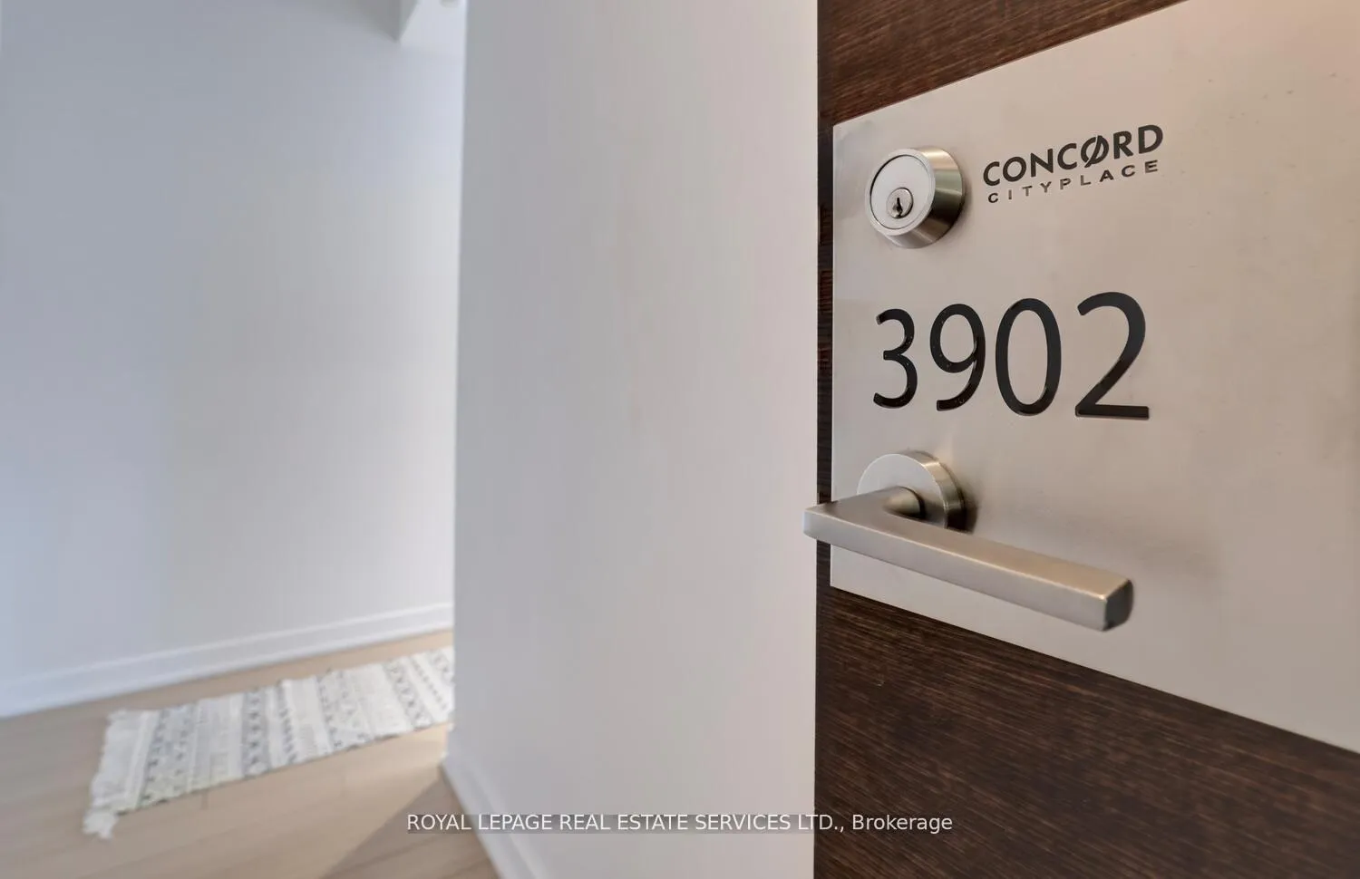 Photo 4 of Unit 3902, 21 Iceboat Terrace, Toronto, Waterfront Communities — HOMEH
