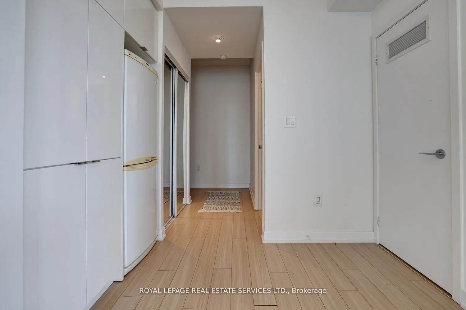 Photo 6 of Unit 3902, 21 Iceboat Terrace, Toronto, Waterfront Communities — HOMEH