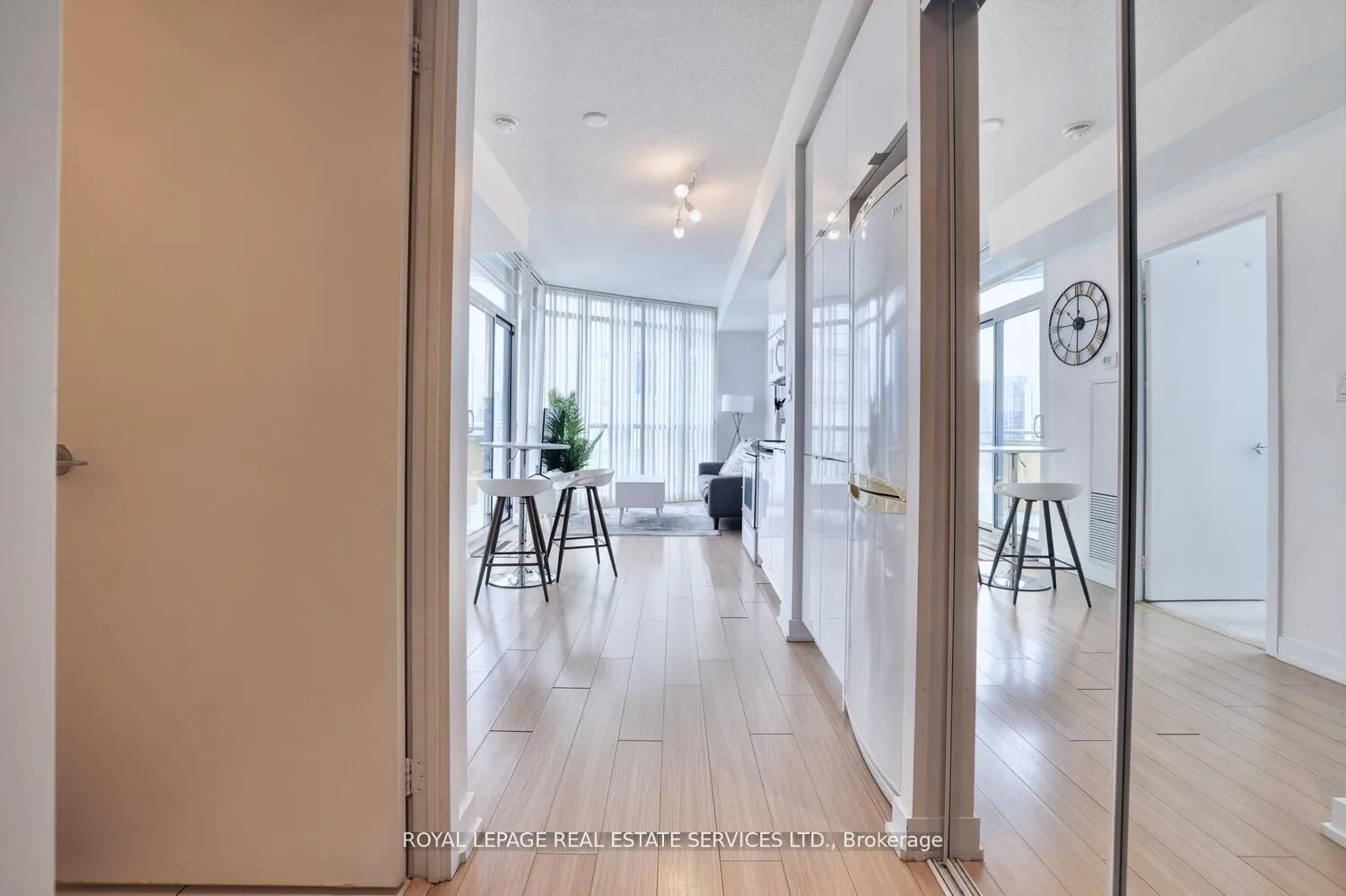 Photo 7 of Unit 3902, 21 Iceboat Terrace, Toronto, Waterfront Communities — HOMEH