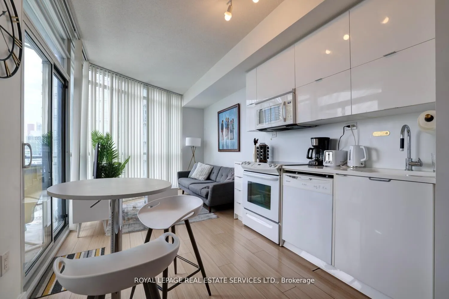 Photo 8 of Unit 3902, 21 Iceboat Terrace, Toronto, Waterfront Communities — HOMEH