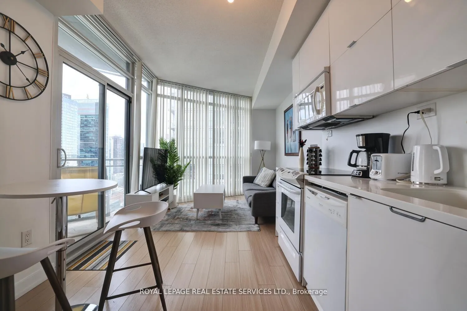 Photo 9 of Unit 3902, 21 Iceboat Terrace, Toronto, Waterfront Communities — HOMEH