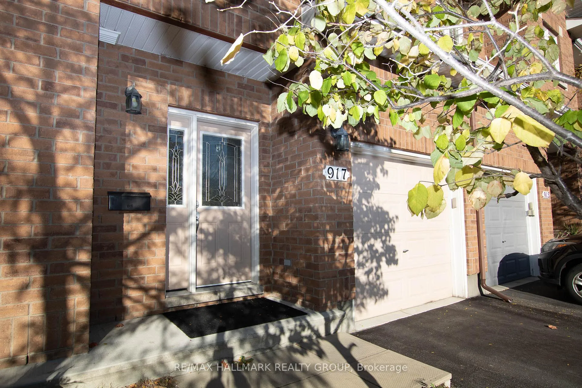 Photo 2 of 917 Torovin Private, Ottawa, Pineview — HOMEH