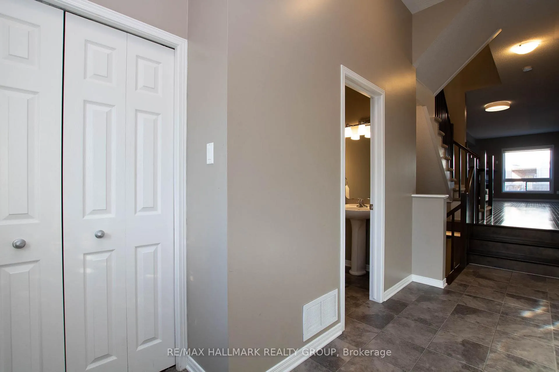 Photo 3 of 917 Torovin Private, Ottawa, Pineview — HOMEH