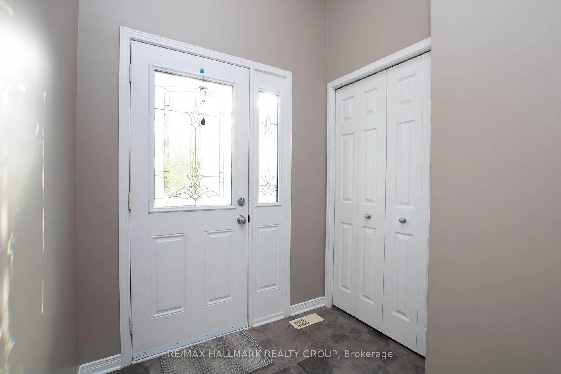 Photo 4 of 917 Torovin Private, Ottawa, Pineview — HOMEH