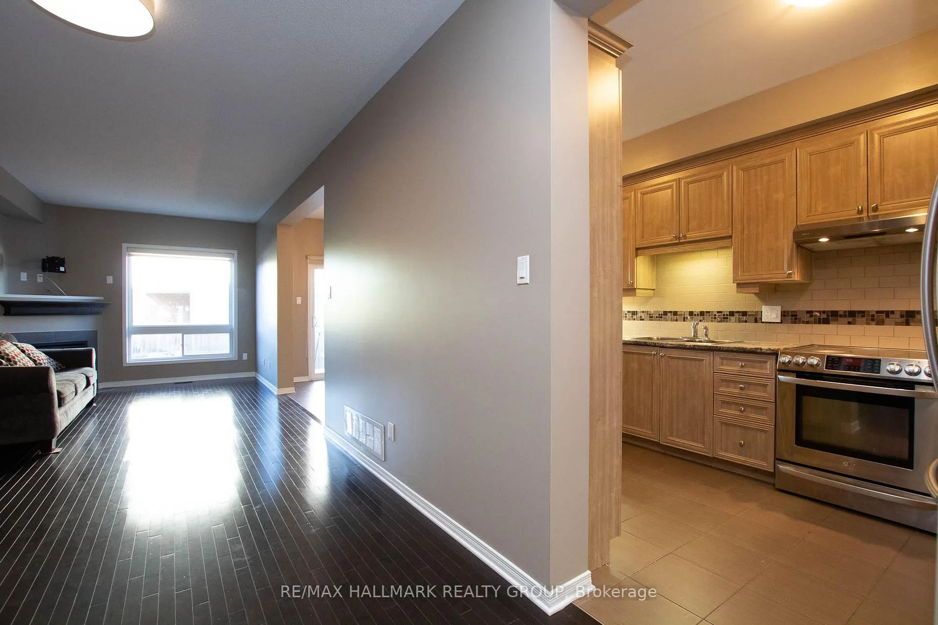 Photo 6 of 917 Torovin Private, Ottawa, Pineview — HOMEH