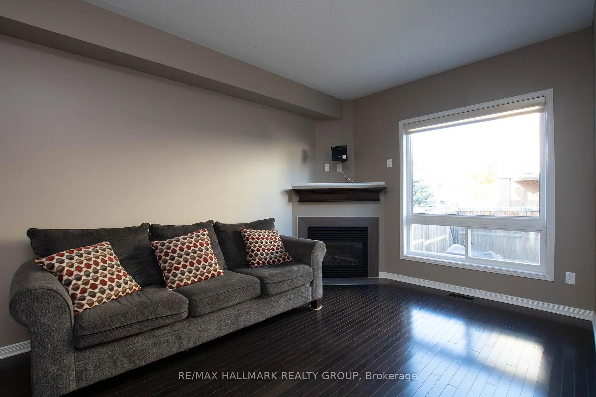 Photo 8 of 917 Torovin Private, Ottawa, Pineview — HOMEH