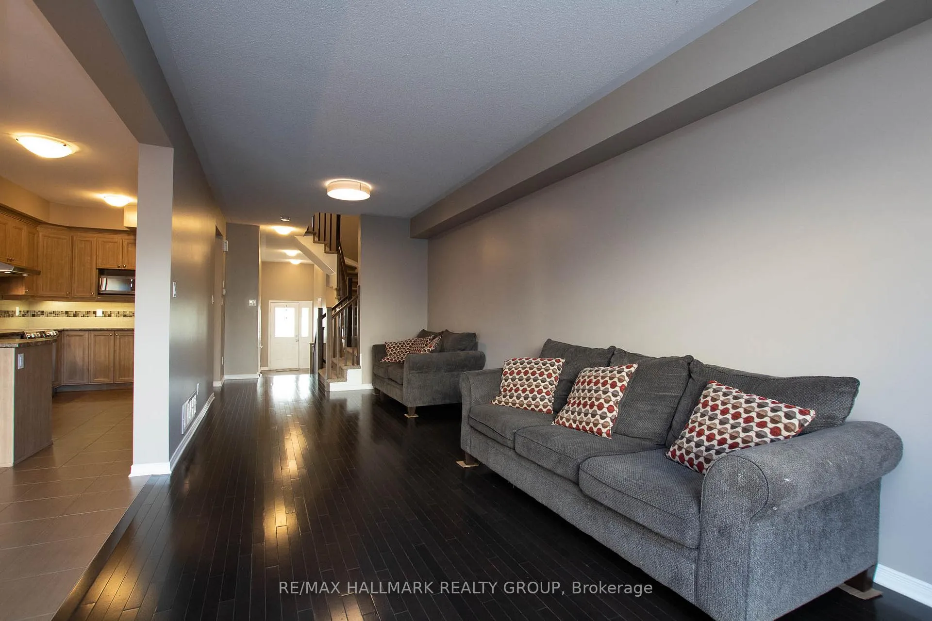 Photo 9 of 917 Torovin Private, Ottawa, Pineview — HOMEH