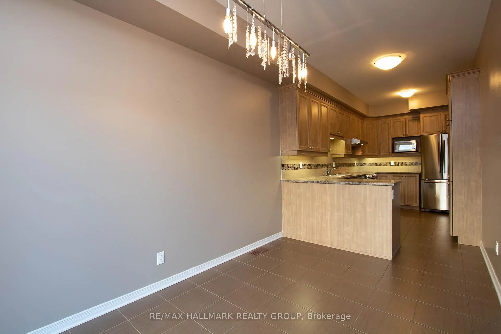 Photo 10 of 917 Torovin Private, Ottawa, Pineview — HOMEH