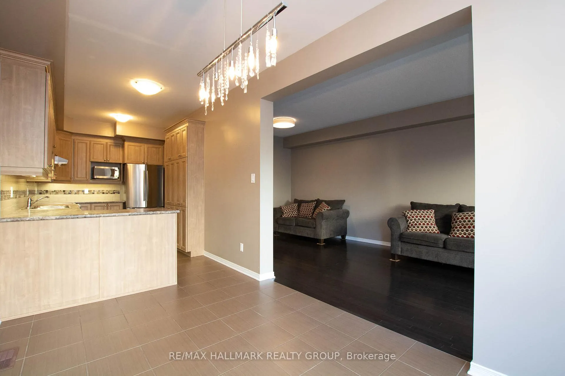 Photo 11 of 917 Torovin Private, Ottawa, Pineview — HOMEH