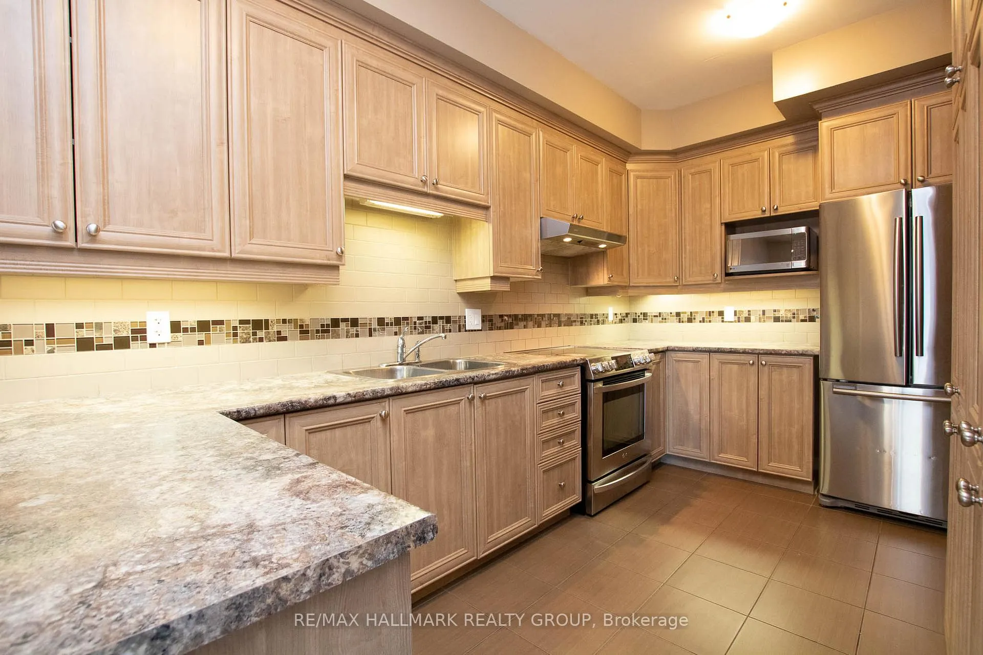 Photo 12 of 917 Torovin Private, Ottawa, Pineview — HOMEH
