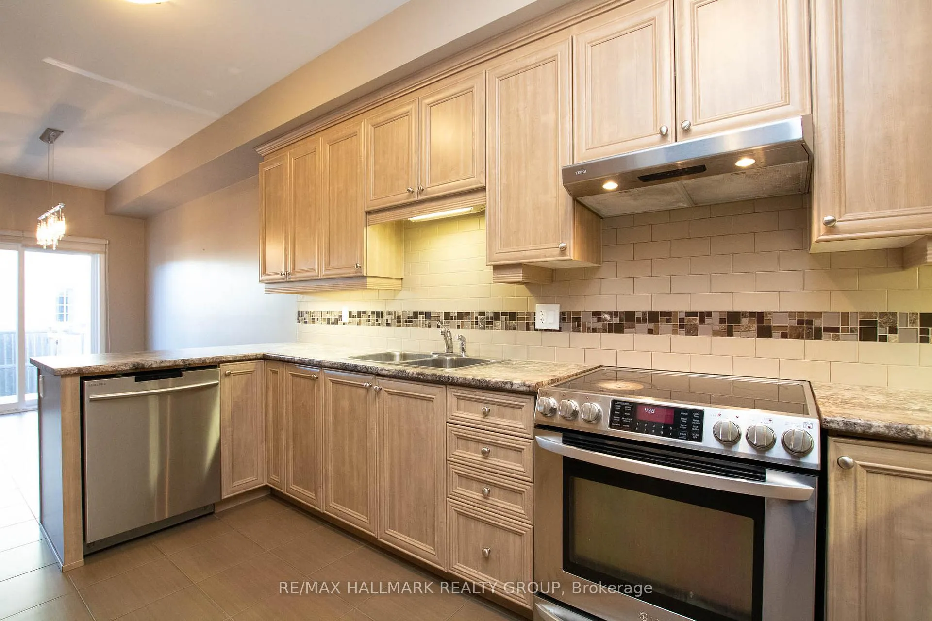 Photo 13 of 917 Torovin Private, Ottawa, Pineview — HOMEH