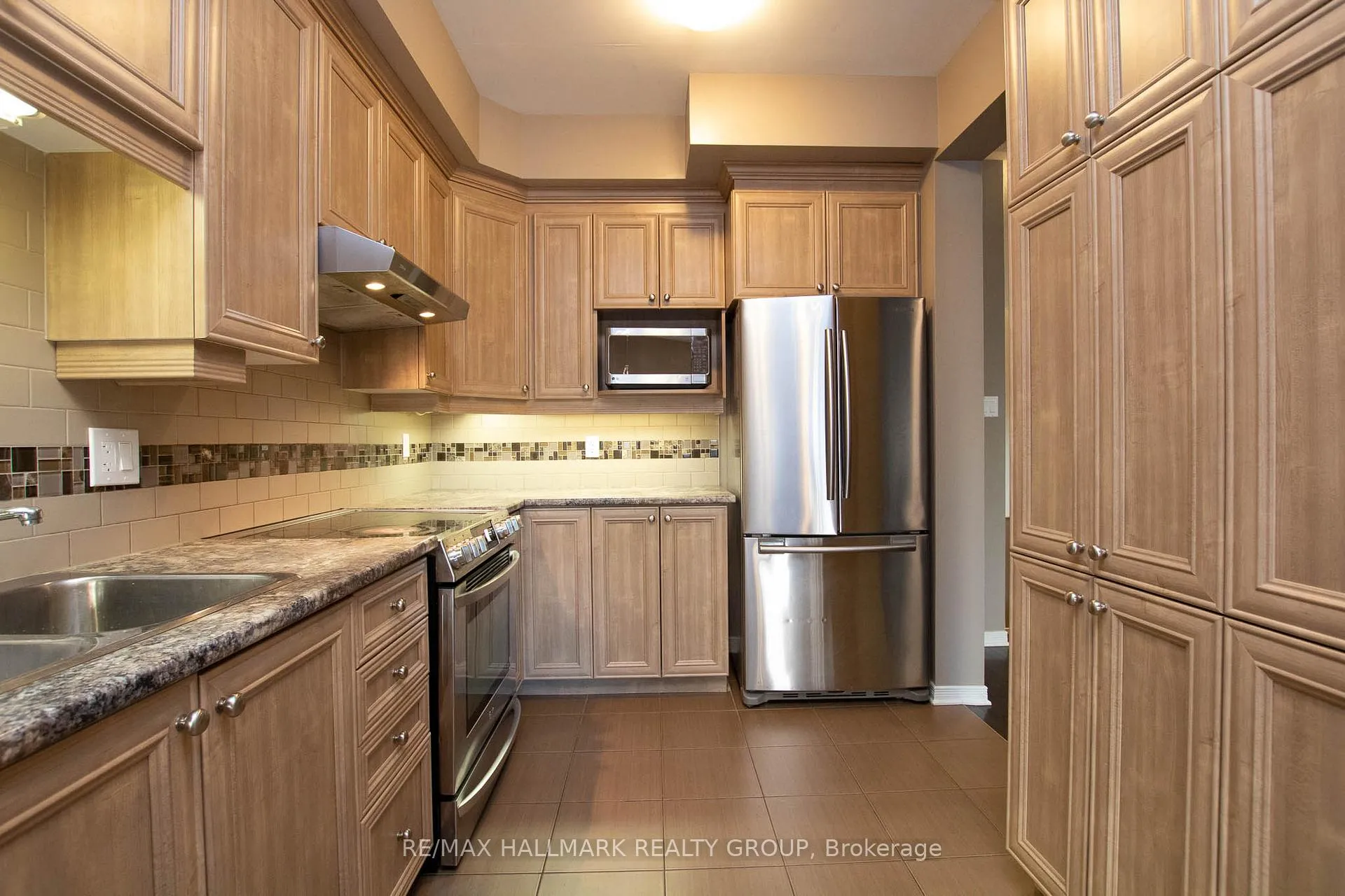 Photo 14 of 917 Torovin Private, Ottawa, Pineview — HOMEH