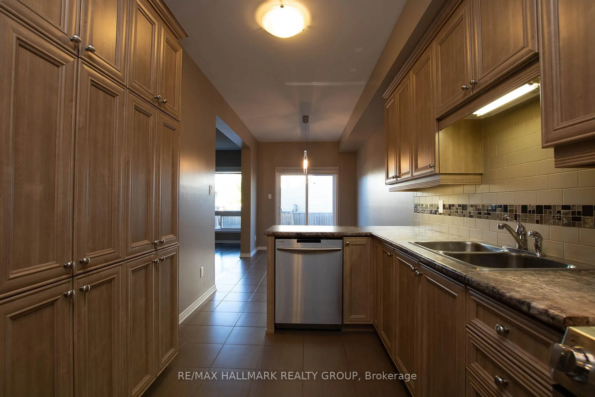 Photo 15 of 917 Torovin Private, Ottawa, Pineview — HOMEH