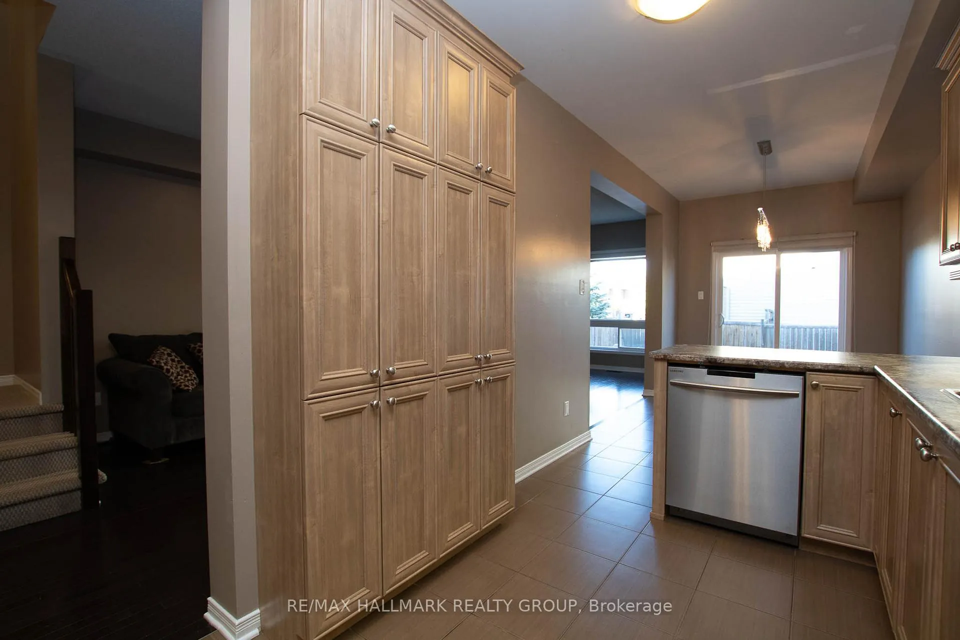 Photo 16 of 917 Torovin Private, Ottawa, Pineview — HOMEH