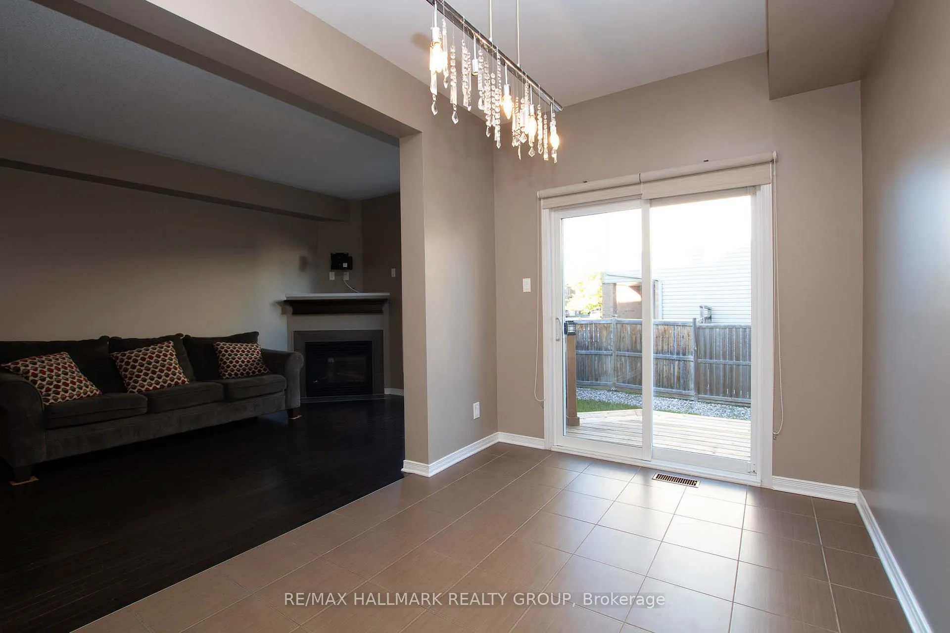 Photo 17 of 917 Torovin Private, Ottawa, Pineview — HOMEH