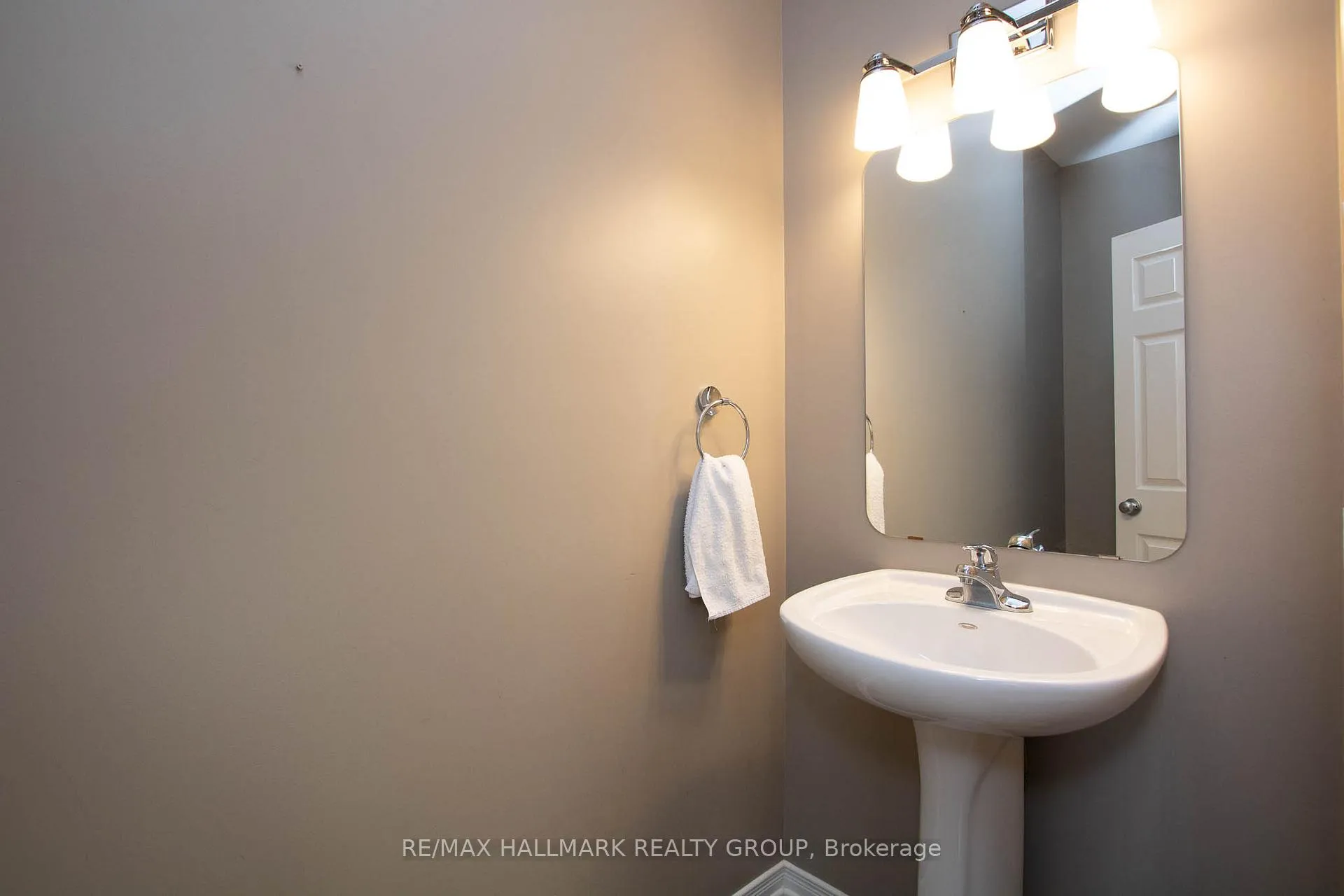 Photo 19 of 917 Torovin Private, Ottawa, Pineview — HOMEH