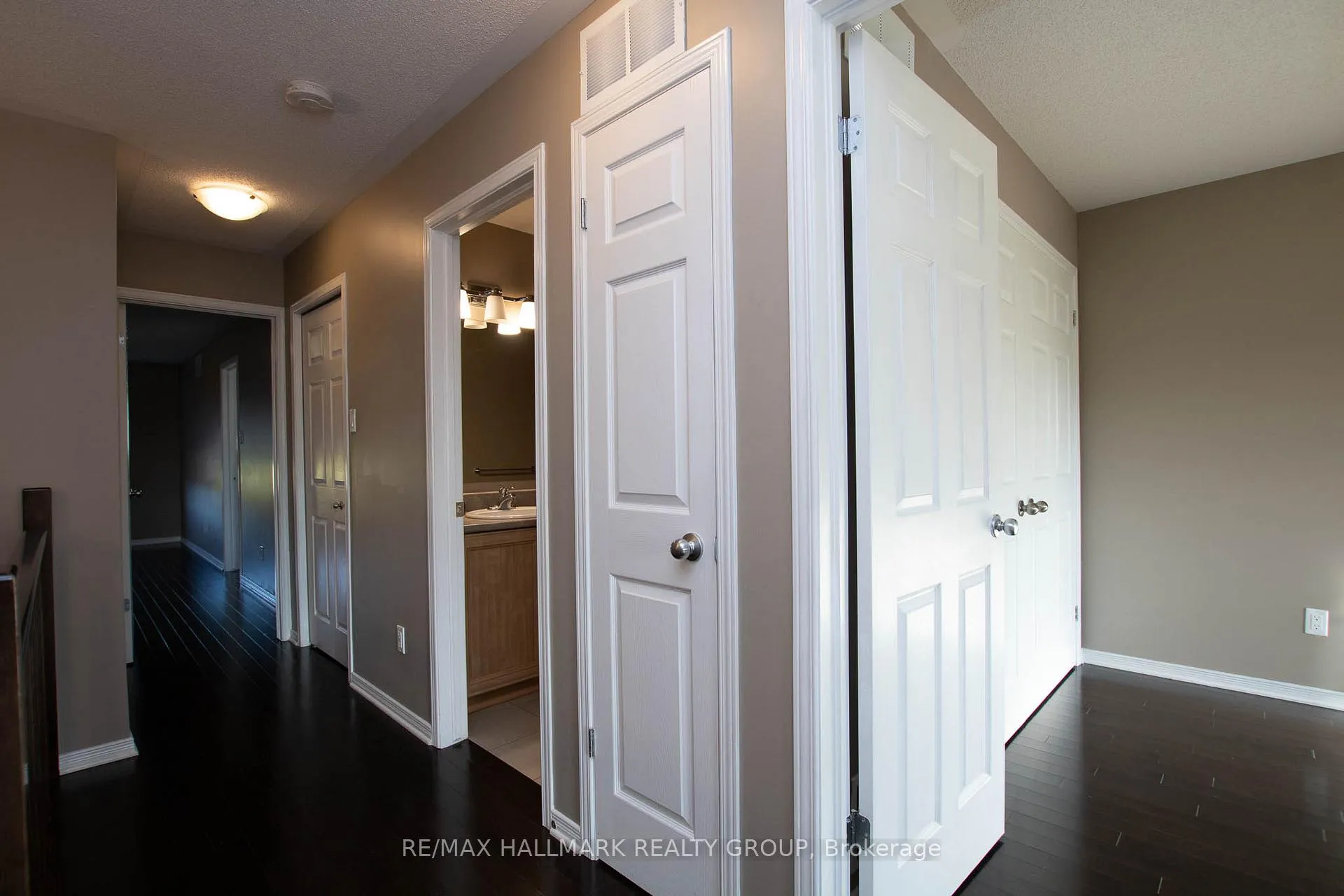 Photo 20 of 917 Torovin Private, Ottawa, Pineview — HOMEH