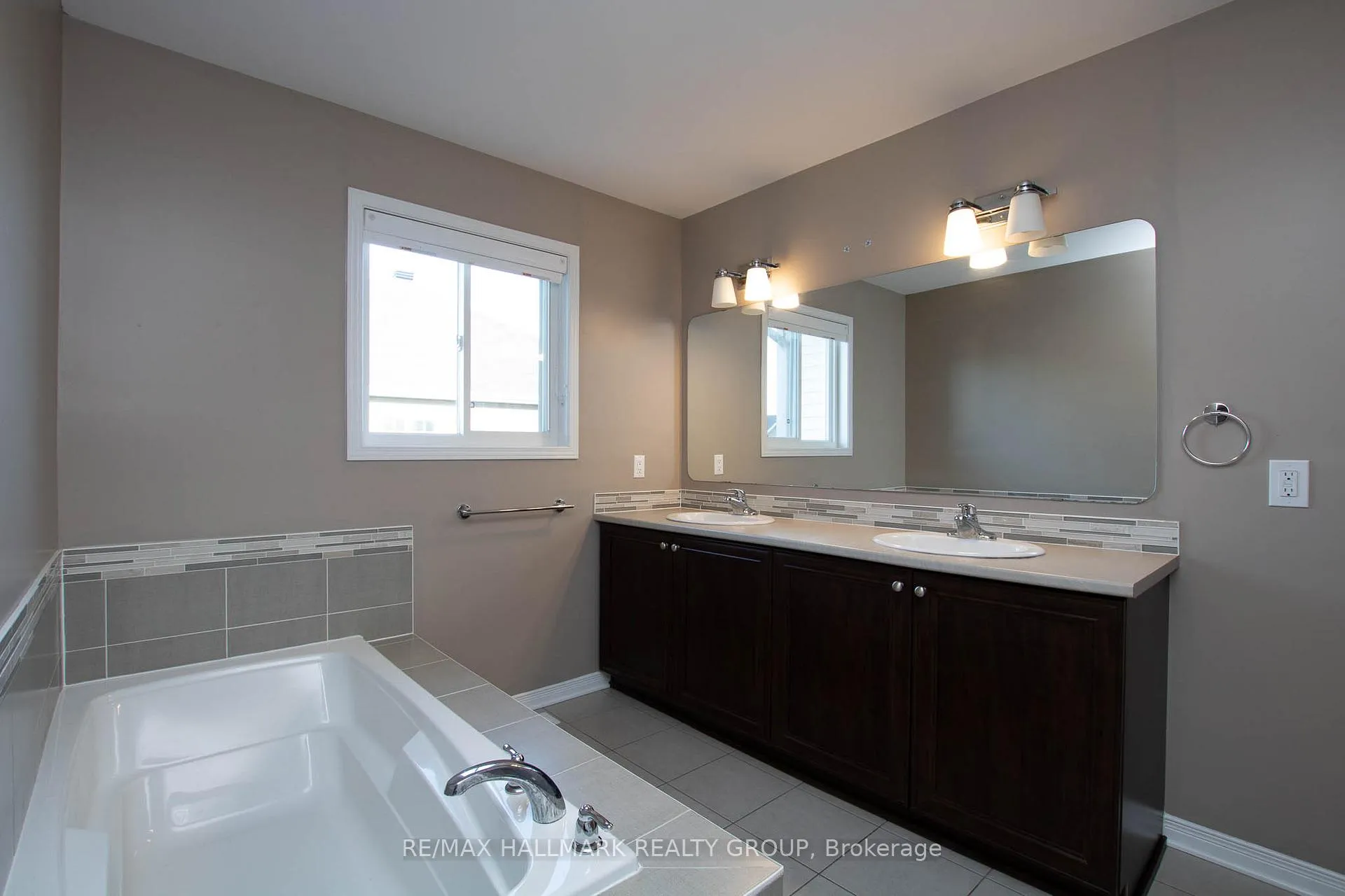 Photo 24 of 917 Torovin Private, Ottawa, Pineview — HOMEH