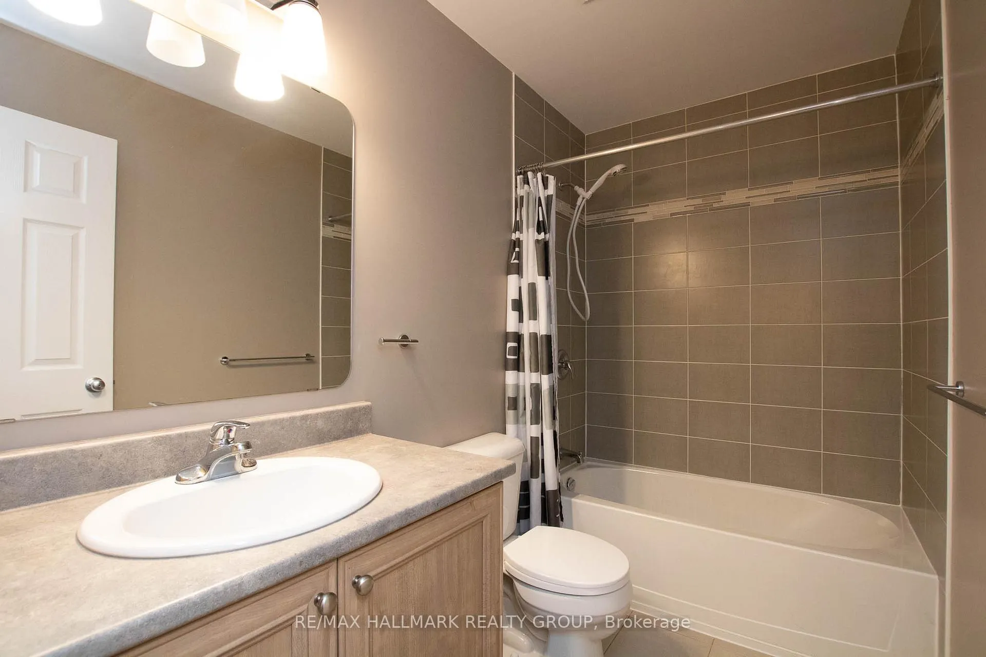 Photo 28 of 917 Torovin Private, Ottawa, Pineview — HOMEH