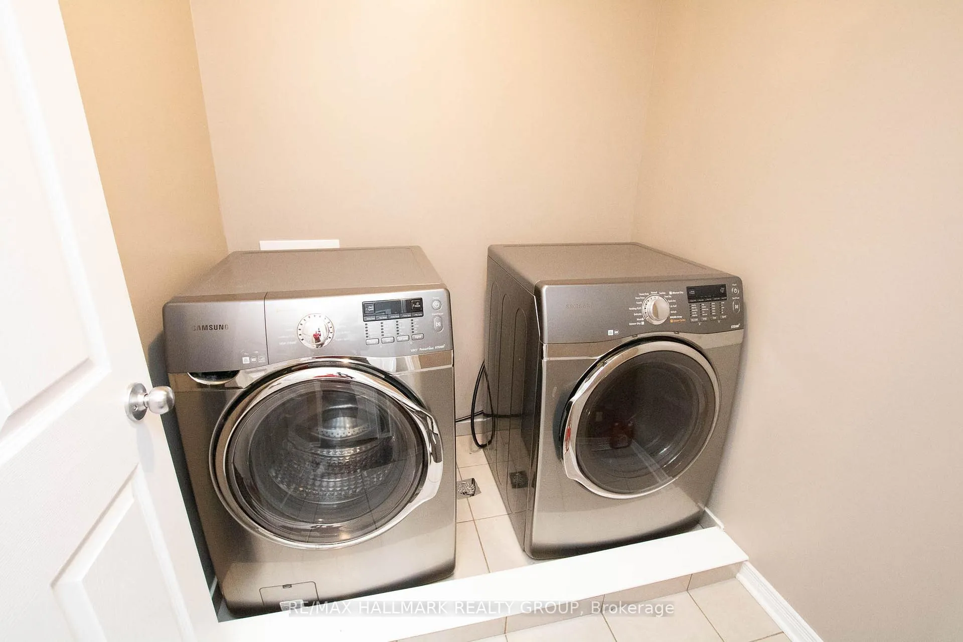 Photo 32 of 917 Torovin Private, Ottawa, Pineview — HOMEH