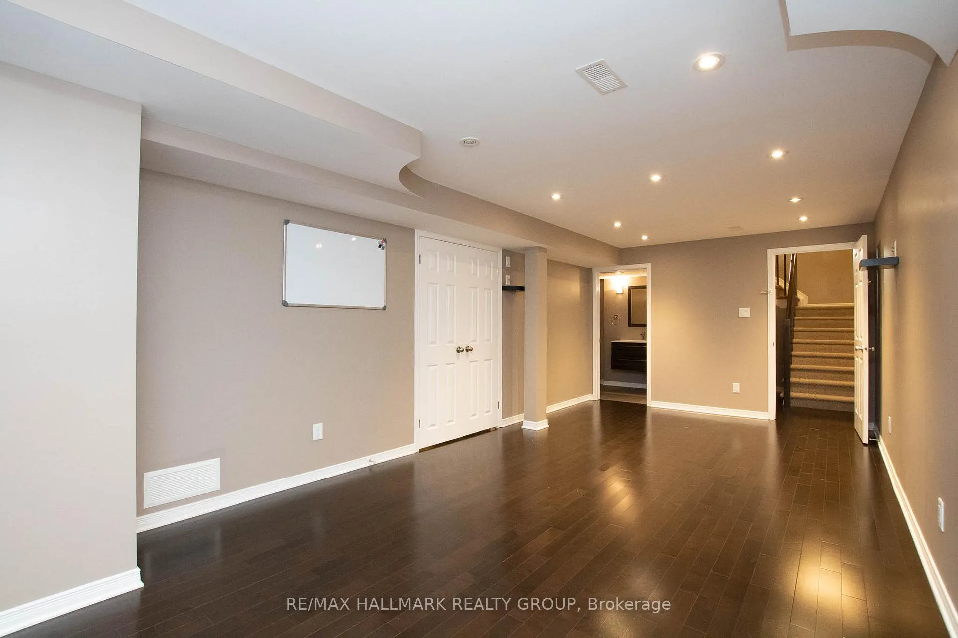 Photo 35 of 917 Torovin Private, Ottawa, Pineview — HOMEH