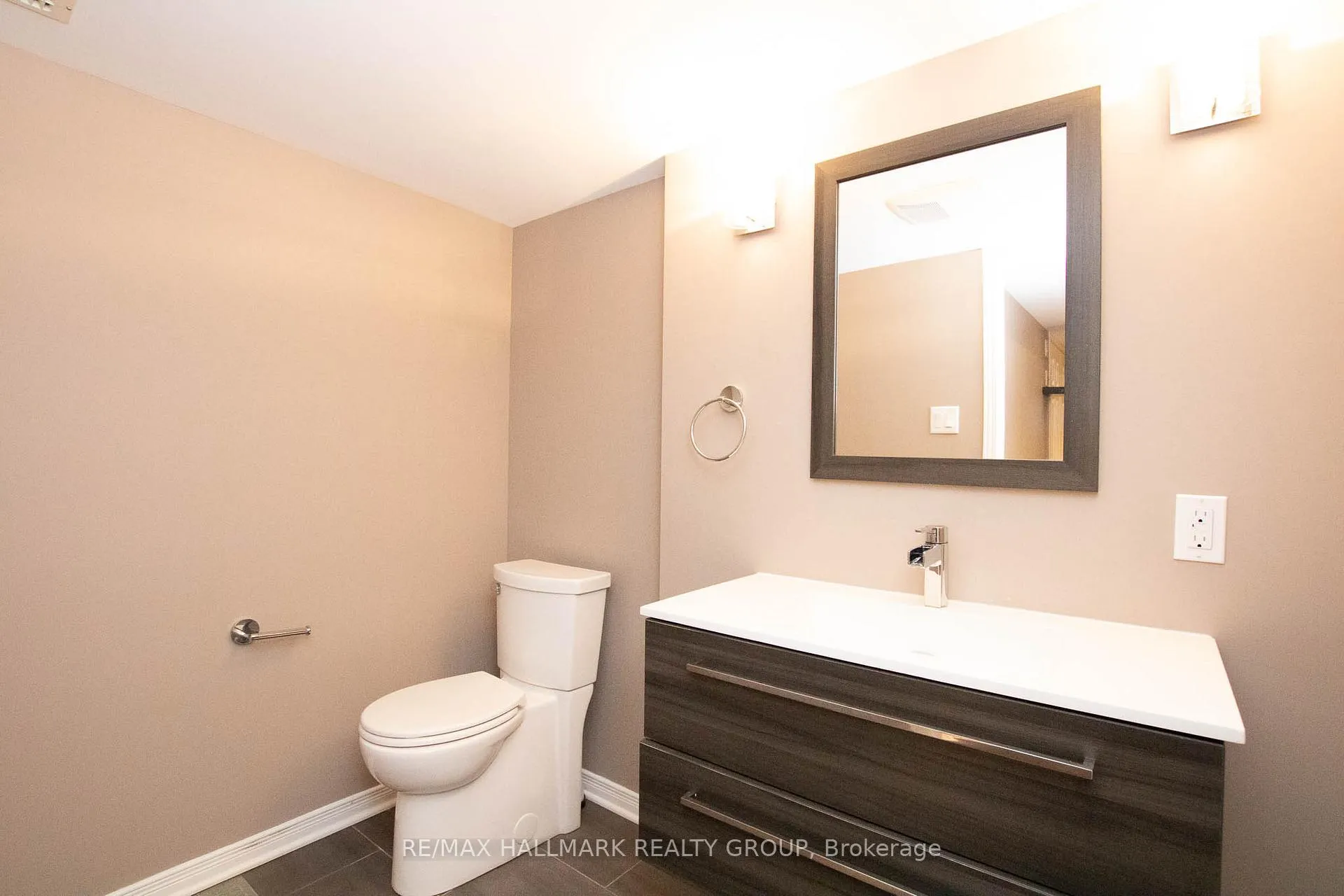 Photo 36 of 917 Torovin Private, Ottawa, Pineview — HOMEH