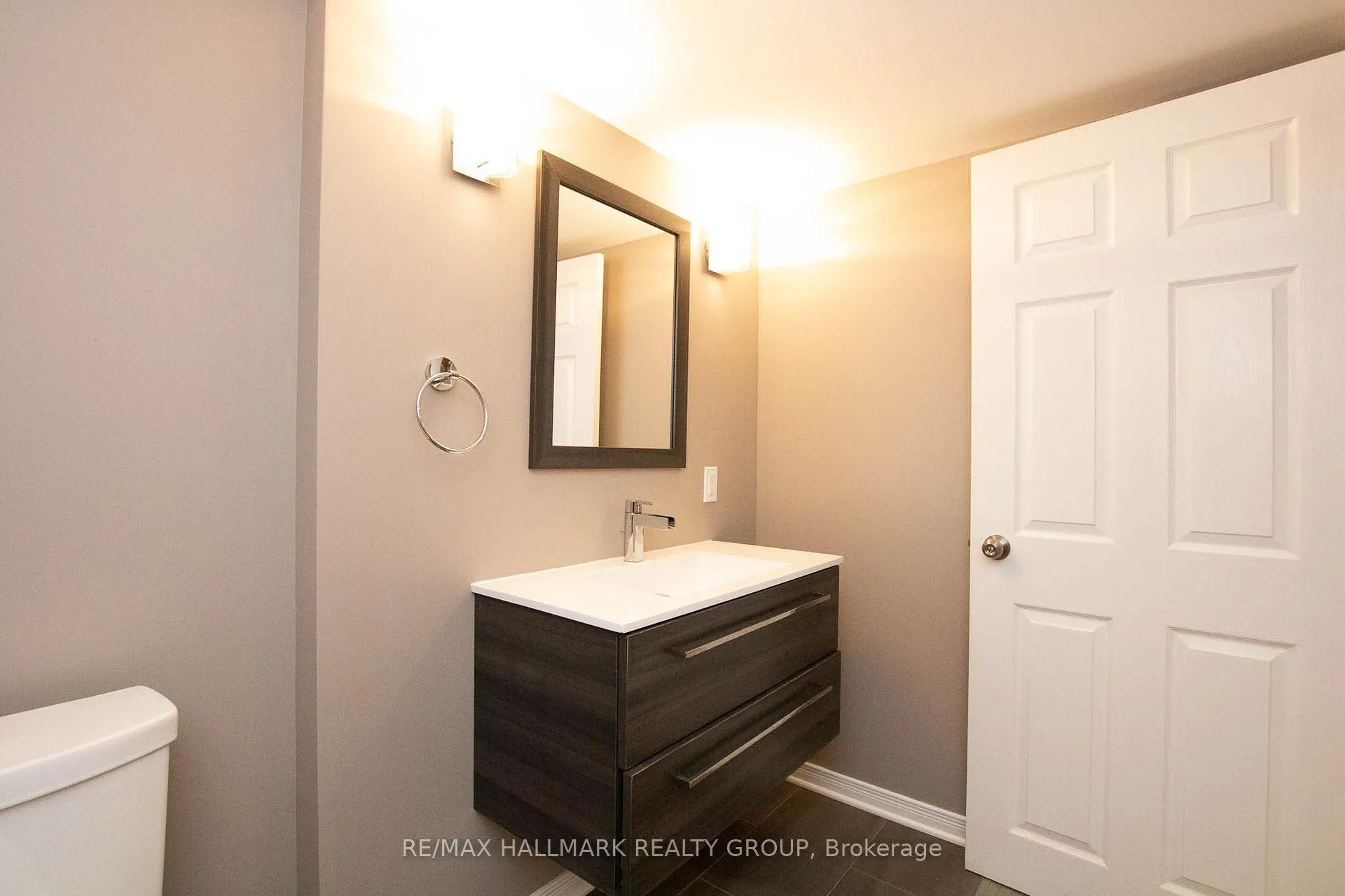 Photo 37 of 917 Torovin Private, Ottawa, Pineview — HOMEH