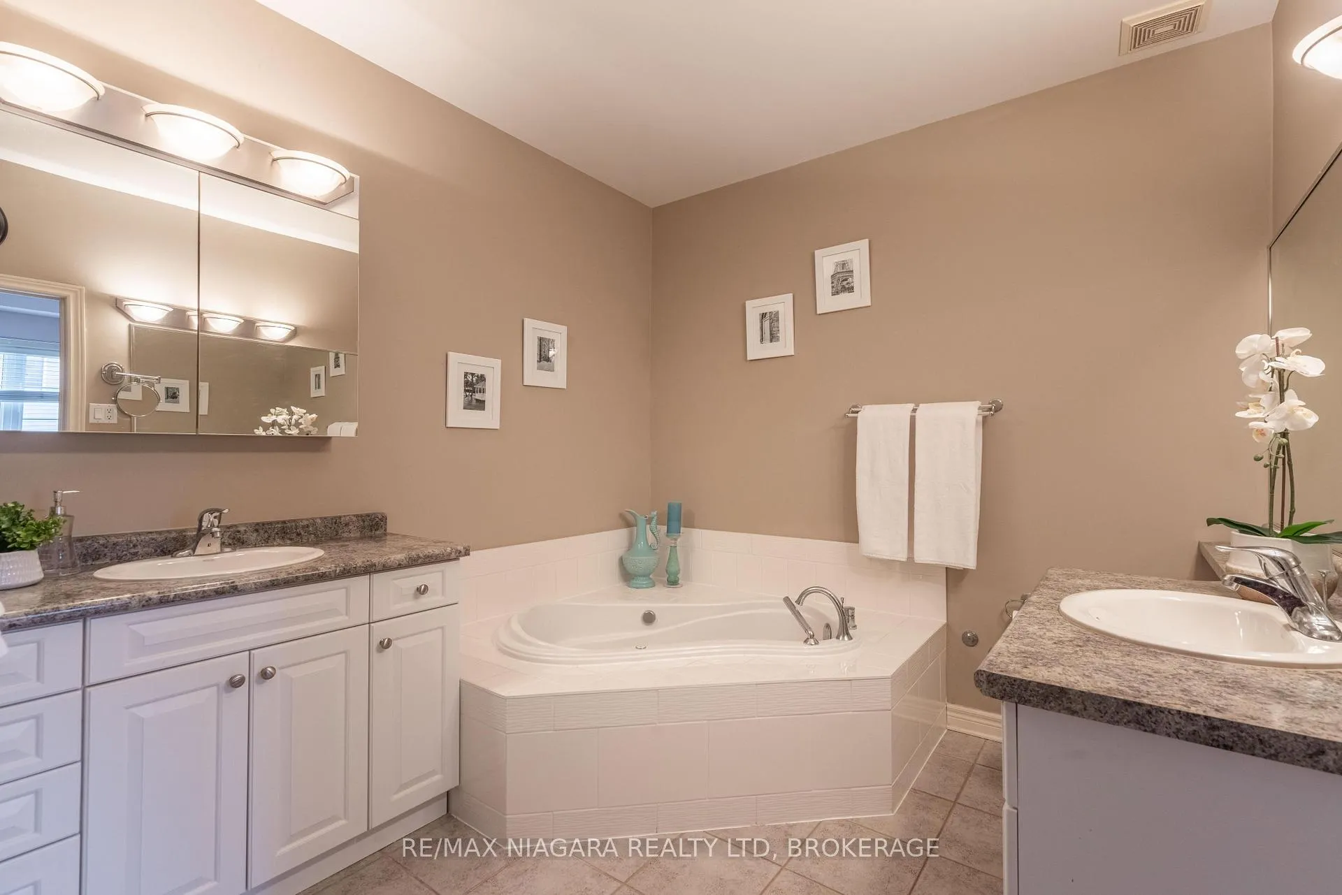 Photo 13 of Unit 7, 8142 Costabile Drive, Niagara Falls, Ascot — HOMEH