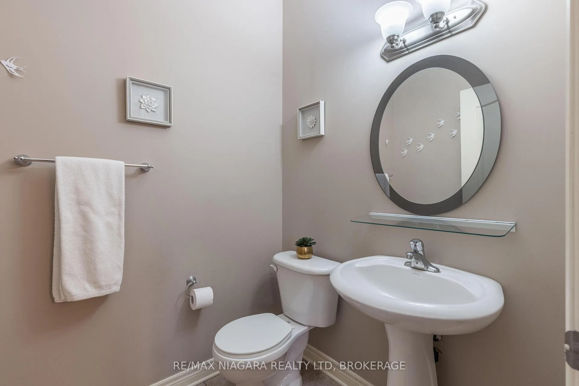 Photo 15 of Unit 7, 8142 Costabile Drive, Niagara Falls, Ascot — HOMEH