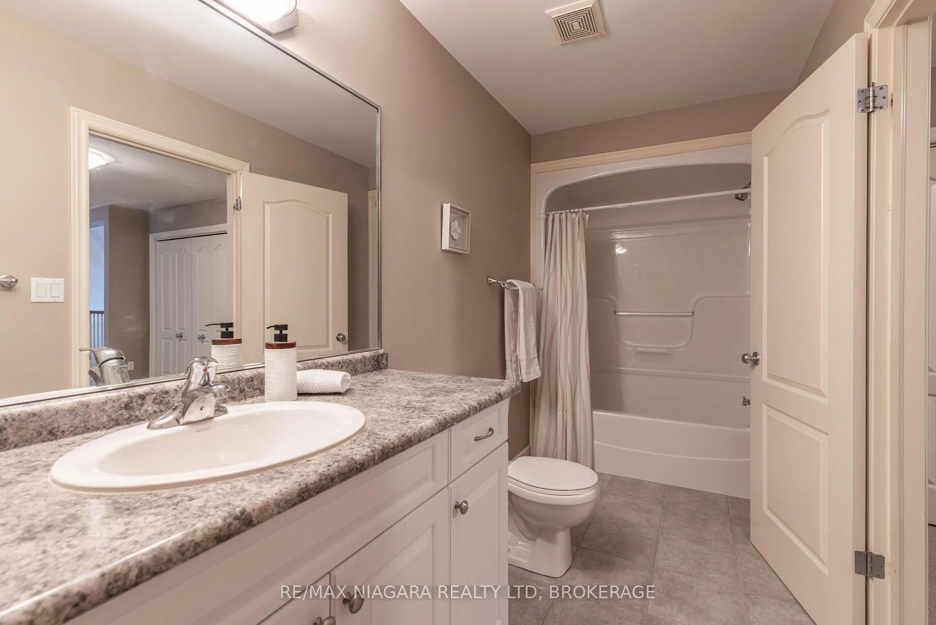 Photo 21 of Unit 7, 8142 Costabile Drive, Niagara Falls, Ascot — HOMEH