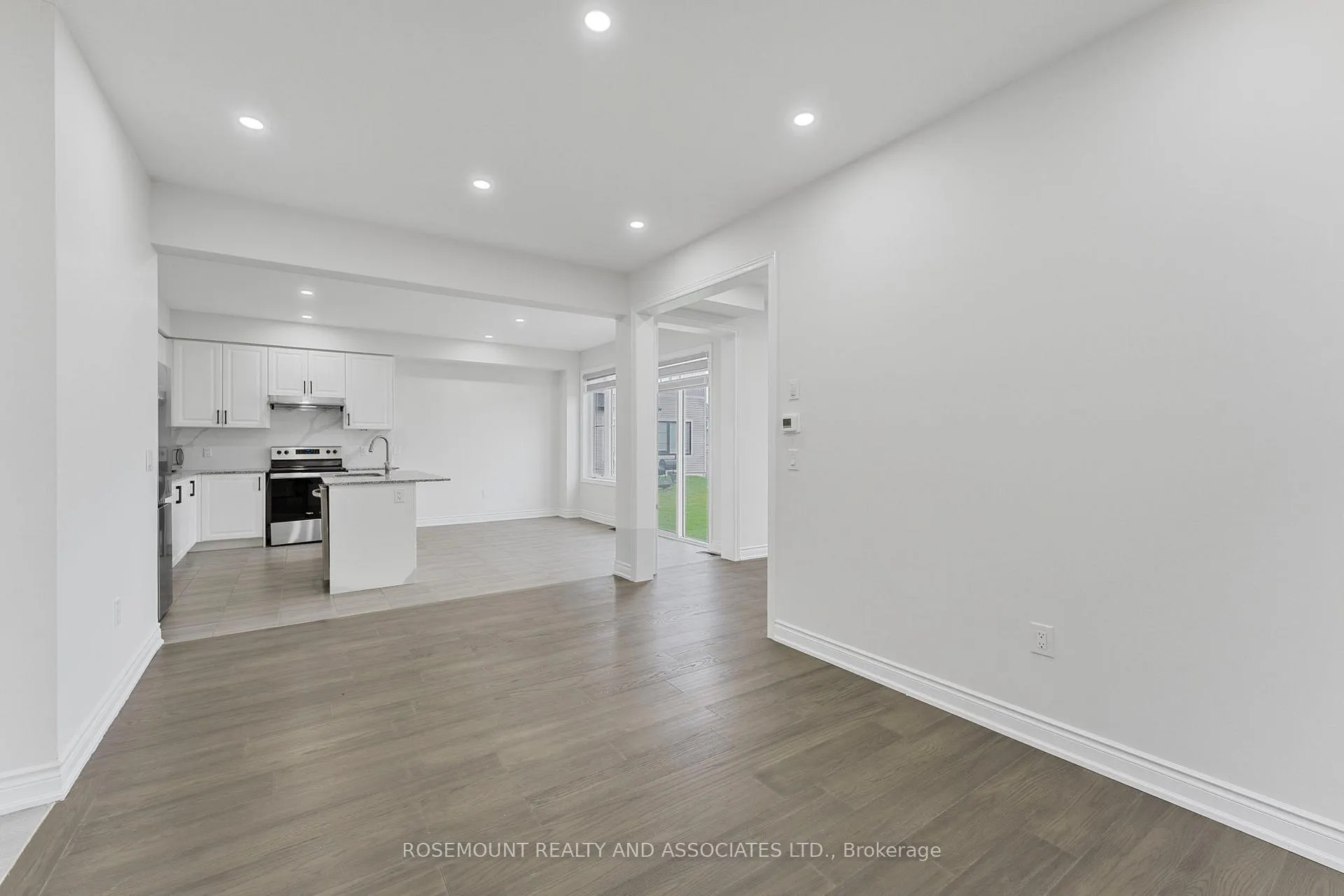 Photo 13 of 84 Season Crescent, Wasaga Beach — HOMEH
