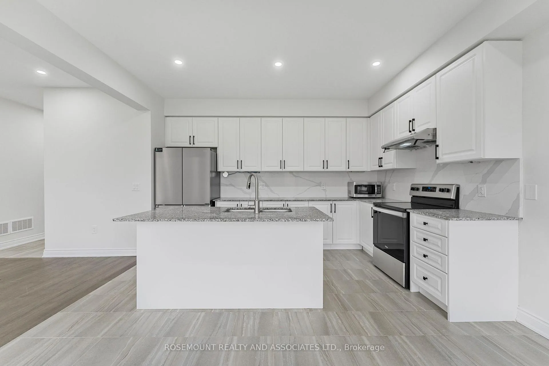 Photo 21 of 84 Season Crescent, Wasaga Beach — HOMEH