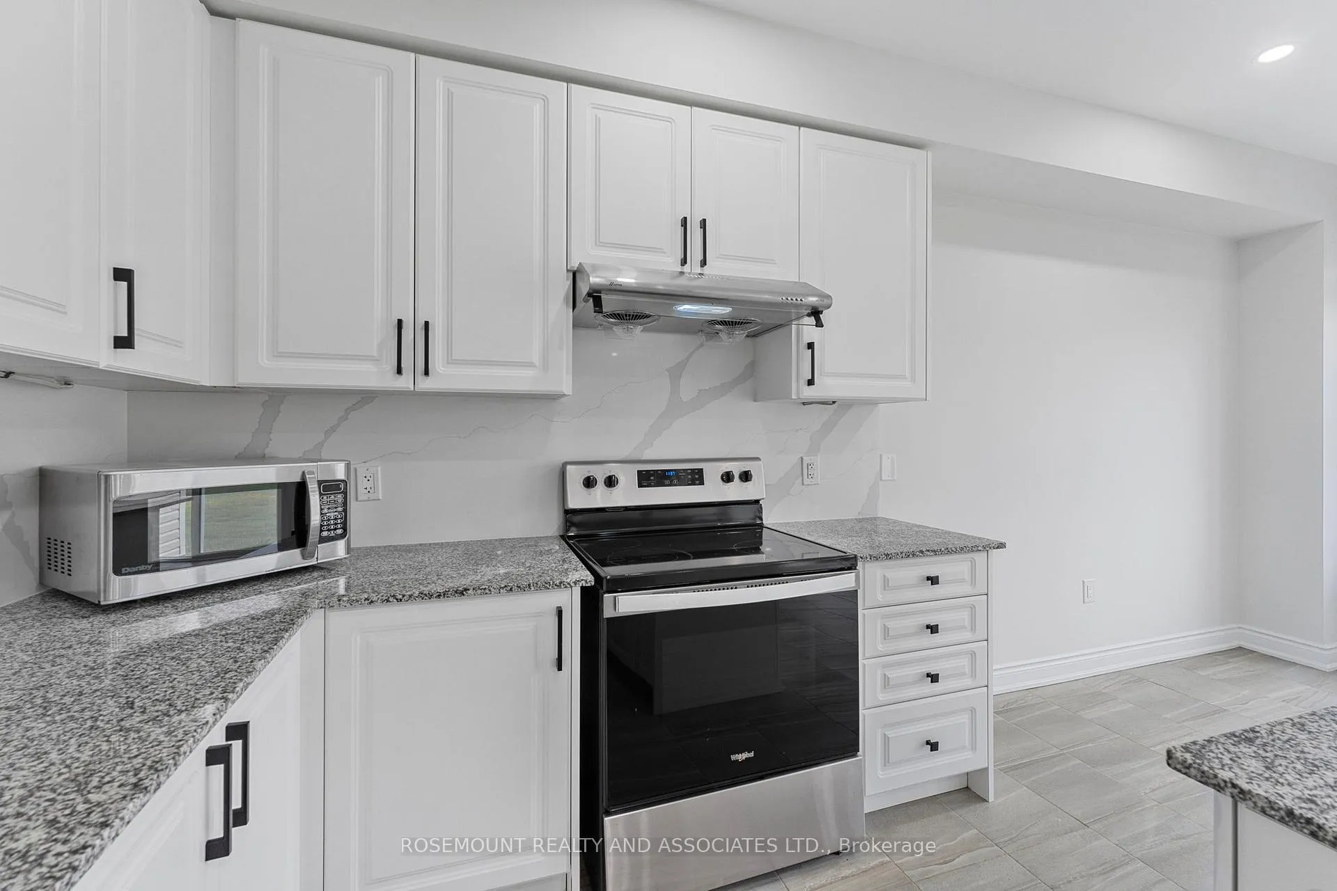 Photo 23 of 84 Season Crescent, Wasaga Beach — HOMEH