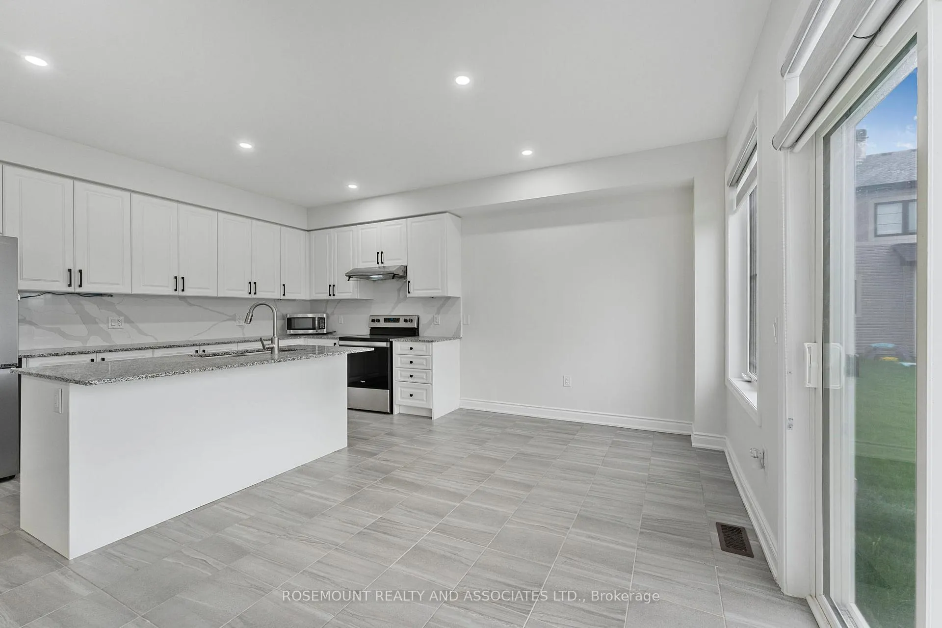 Photo 27 of 84 Season Crescent, Wasaga Beach — HOMEH