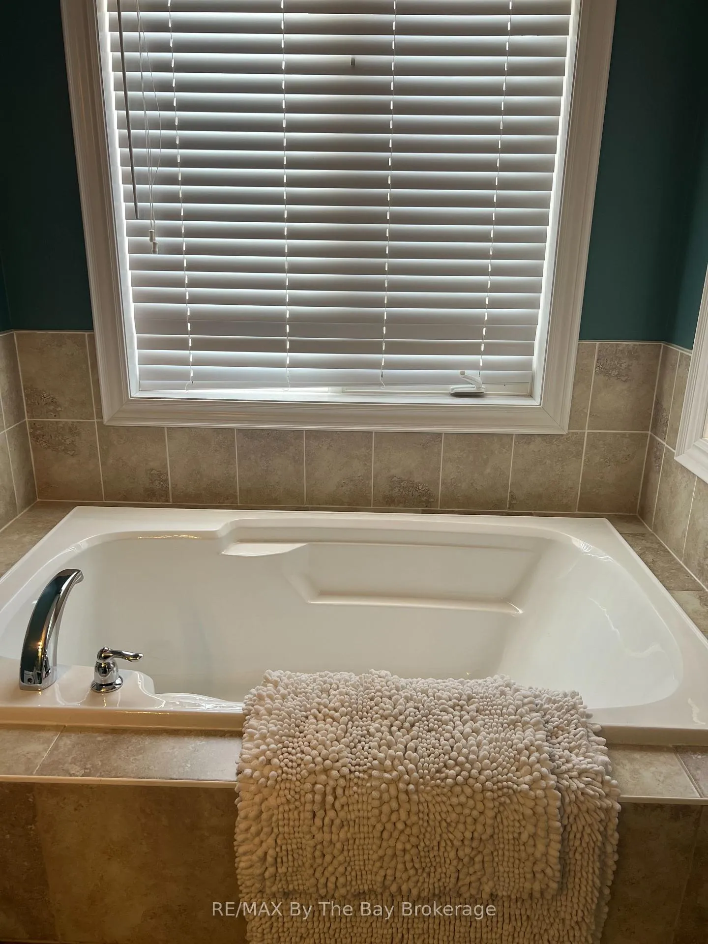 Photo 18 of 46 Sandy Coast Crescent, Wasaga Beach — HOMEH