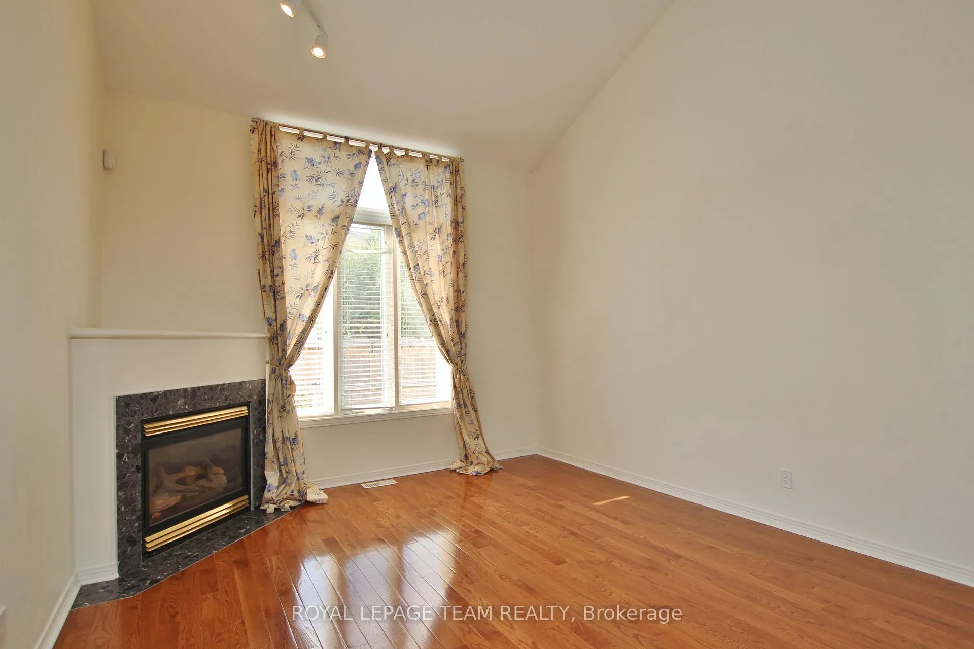 Photo 3 of 30 Bishops Mills Way, Ottawa, Kanata - Beaverbrook — HOMEH