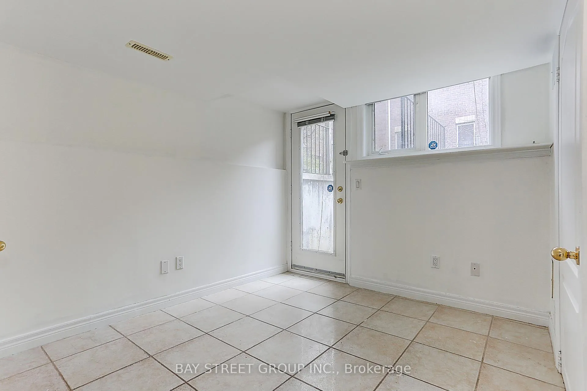 Photo 7 of 11 Michael Way, Markham, Buttonville — HOMEH