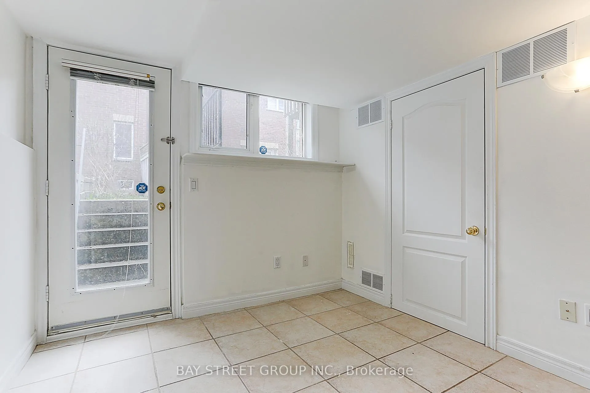 Photo 9 of 11 Michael Way, Markham, Buttonville — HOMEH