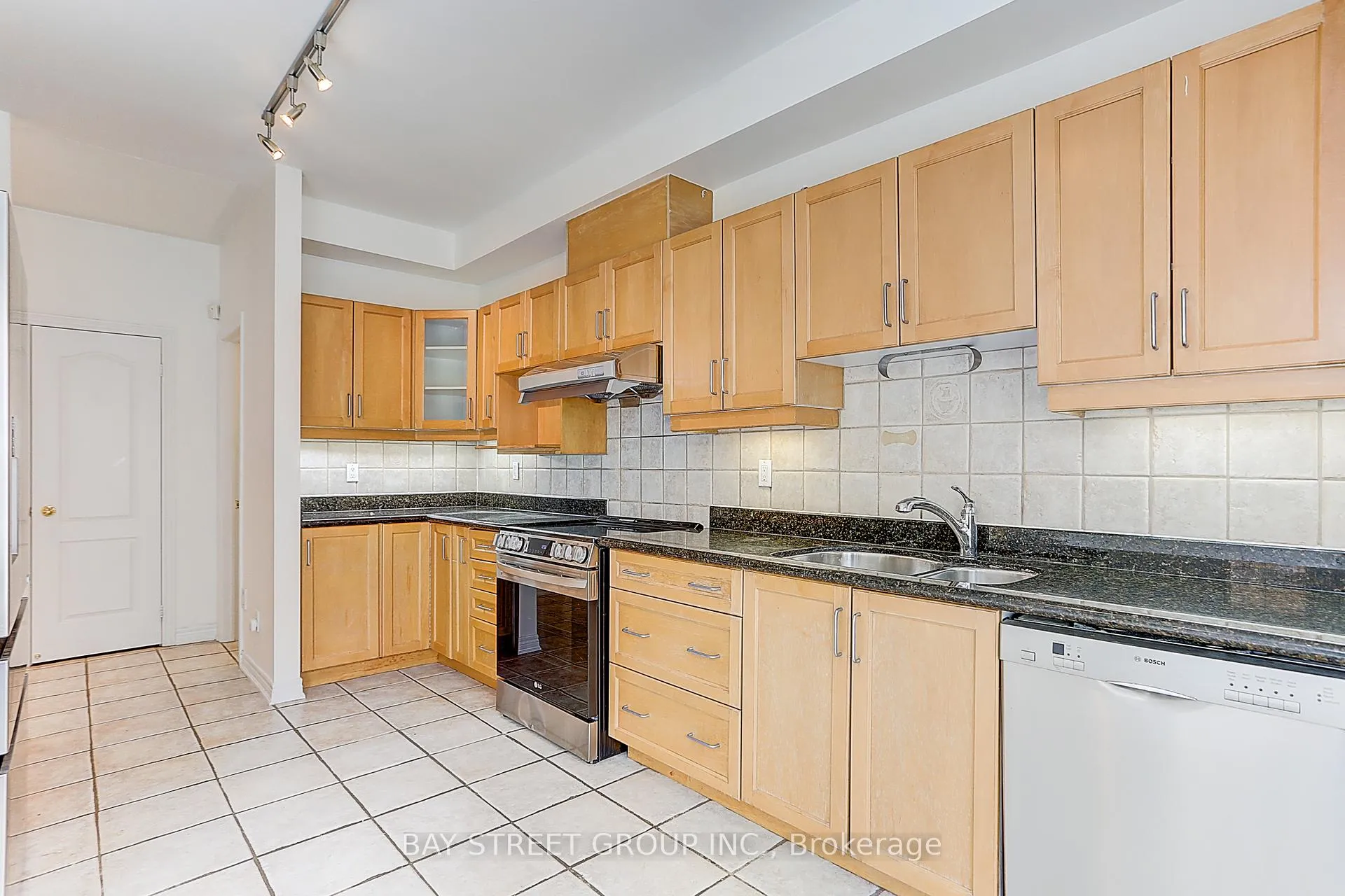 Photo 21 of 11 Michael Way, Markham, Buttonville — HOMEH