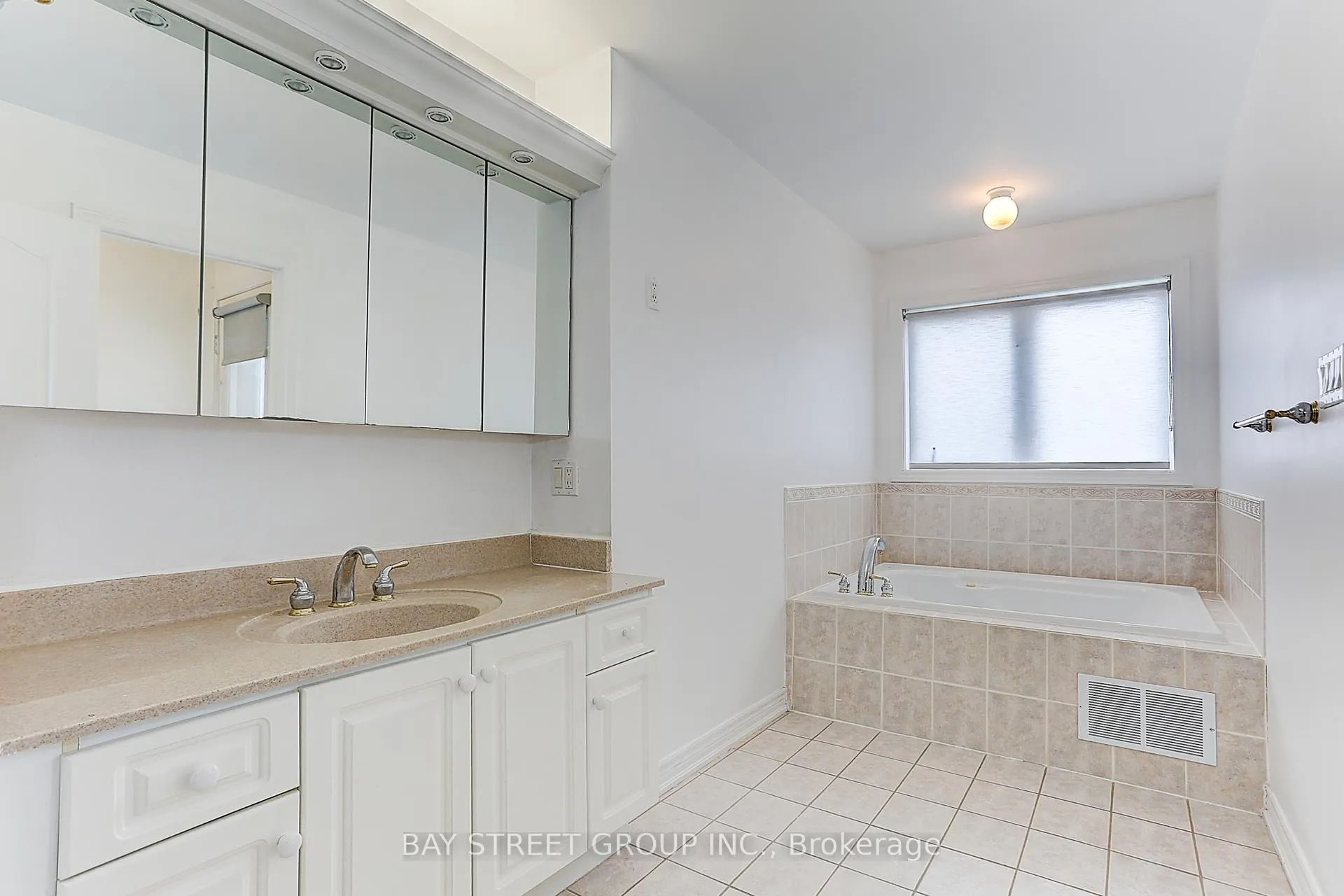 Photo 42 of 11 Michael Way, Markham, Buttonville — HOMEH