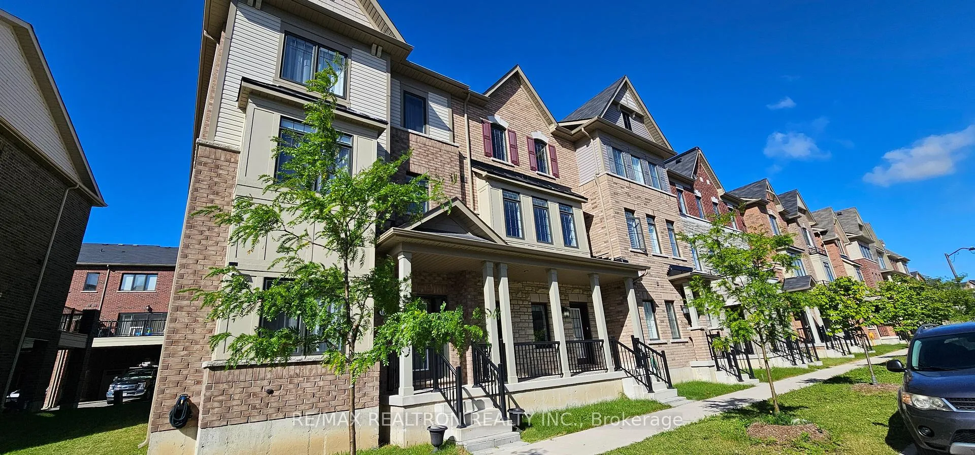 Photo 3 of 12 Isabella Peach Drive, Markham, Victoria Square — HOMEH